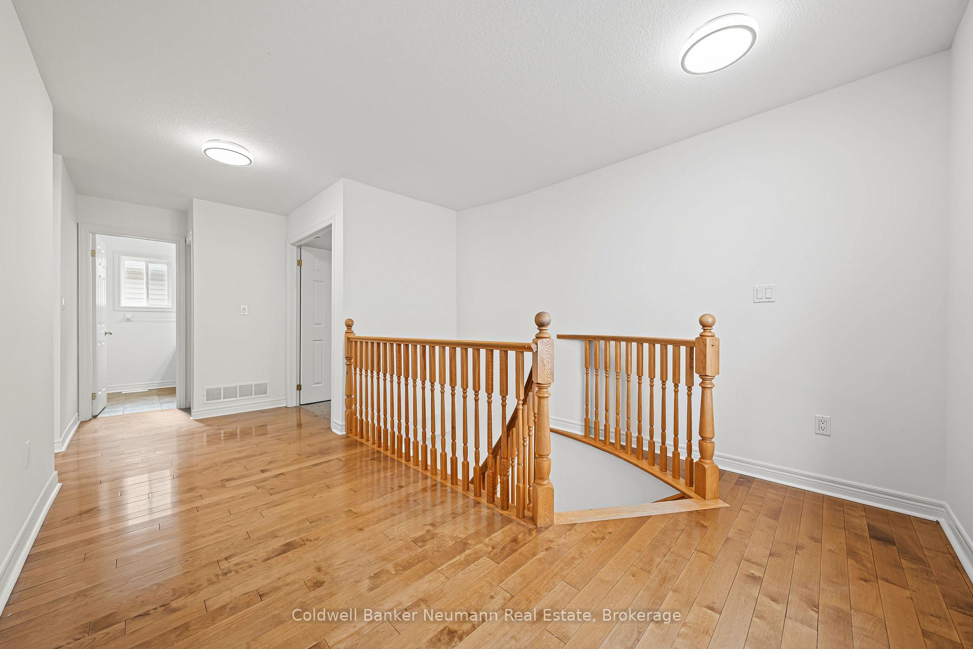 Photo 23 of 42 Mcarthur Drive, Guelph, Pineridge/Westminster Woods — HOMEH