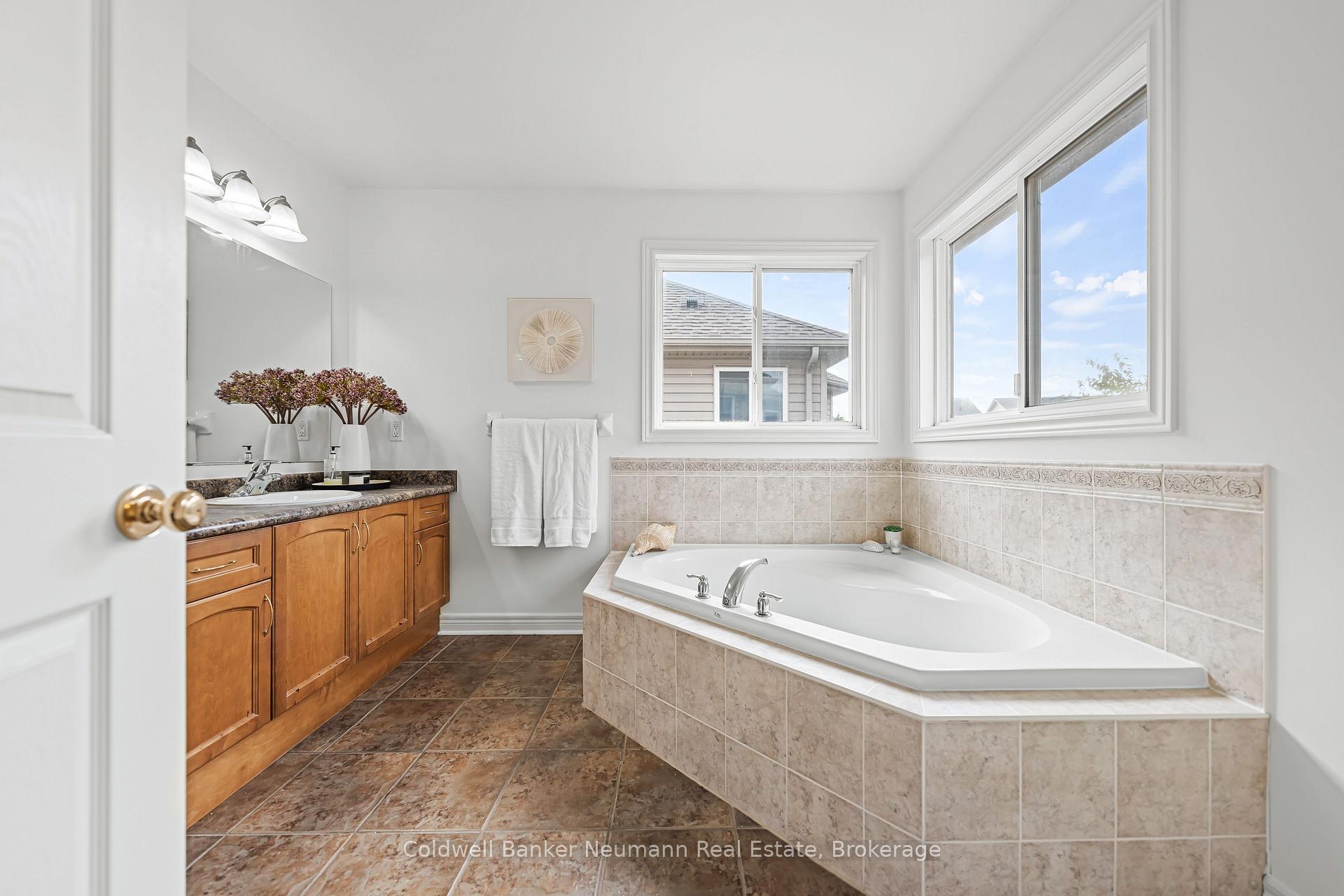 Photo 26 of 42 Mcarthur Drive, Guelph, Pineridge/Westminster Woods — HOMEH