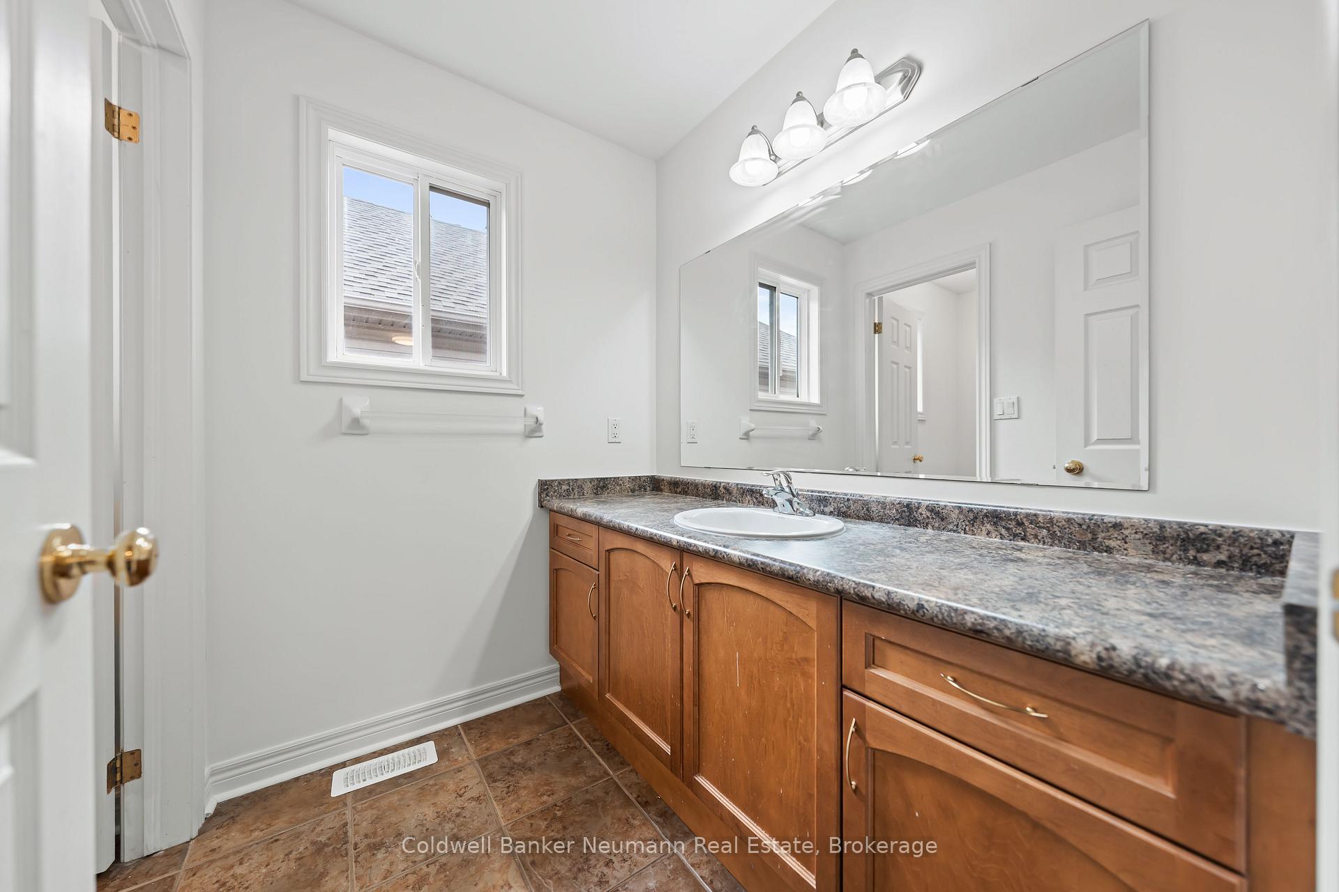 Photo 35 of 42 Mcarthur Drive, Guelph, Pineridge/Westminster Woods — HOMEH