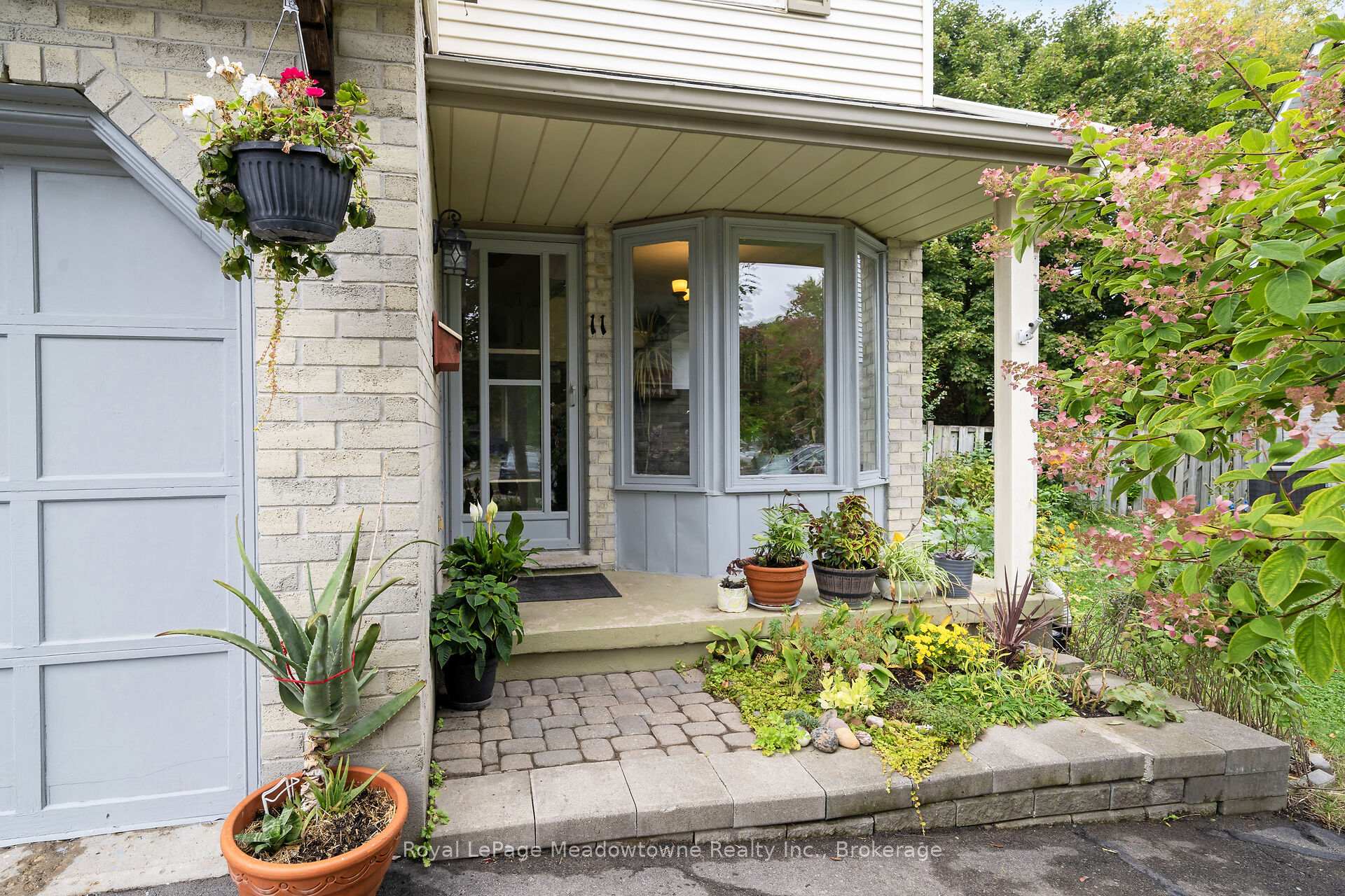 Photo 2 of 11 Valeriote Place, Guelph, Dovercliffe Park/Old University — HOMEH