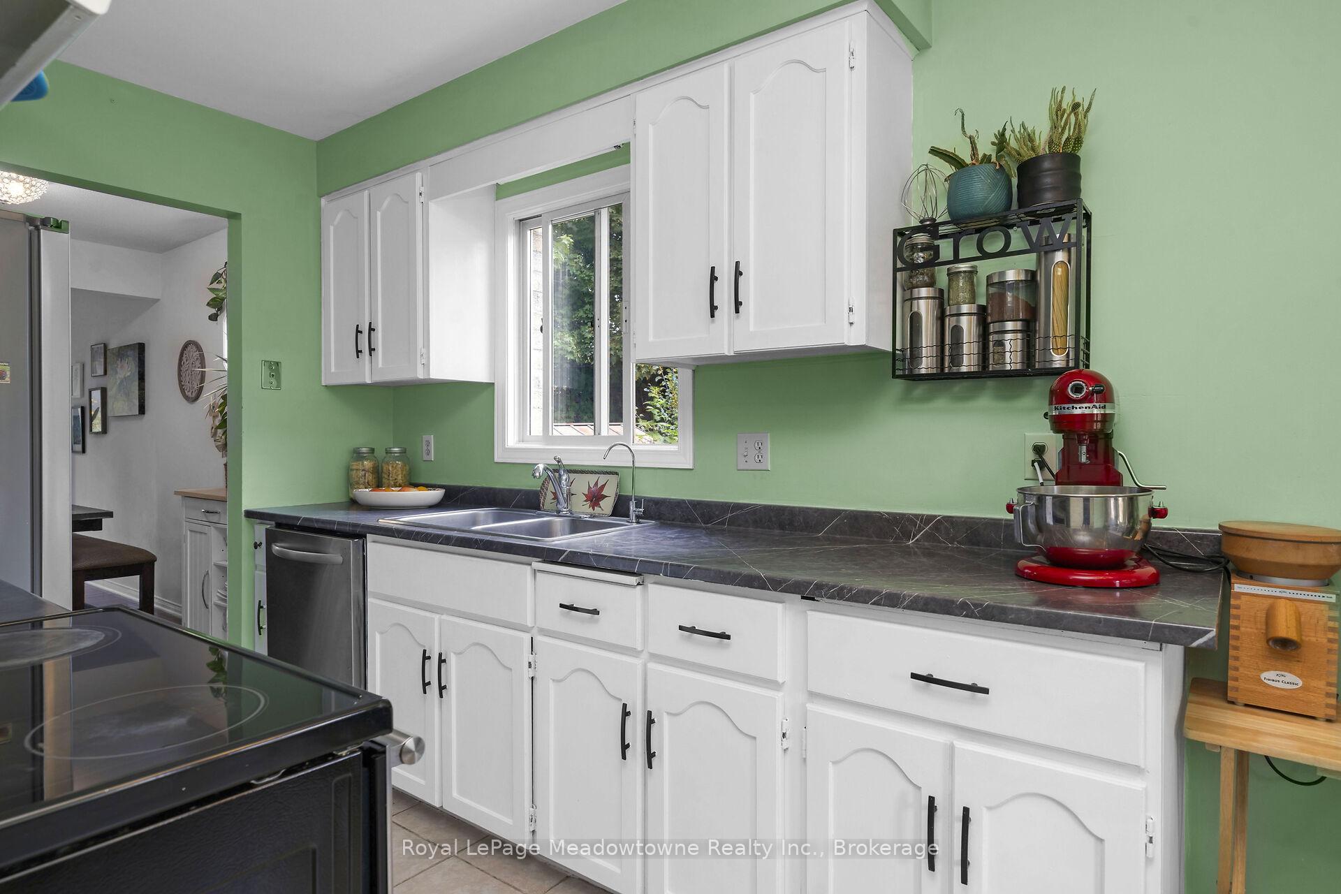 Photo 3 of 11 Valeriote Place, Guelph, Dovercliffe Park/Old University — HOMEH