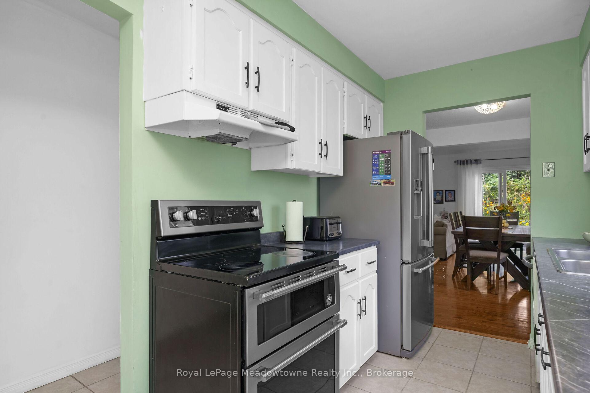 Photo 4 of 11 Valeriote Place, Guelph, Dovercliffe Park/Old University — HOMEH