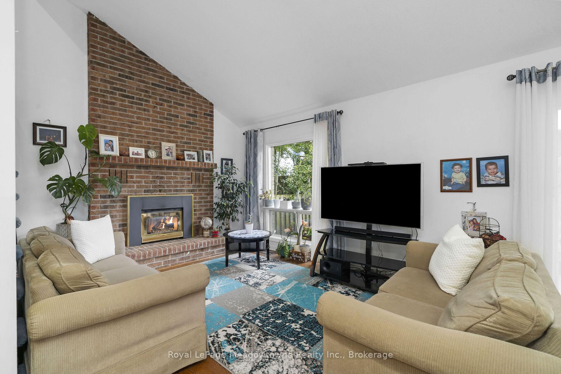 Photo 6 of 11 Valeriote Place, Guelph, Dovercliffe Park/Old University — HOMEH