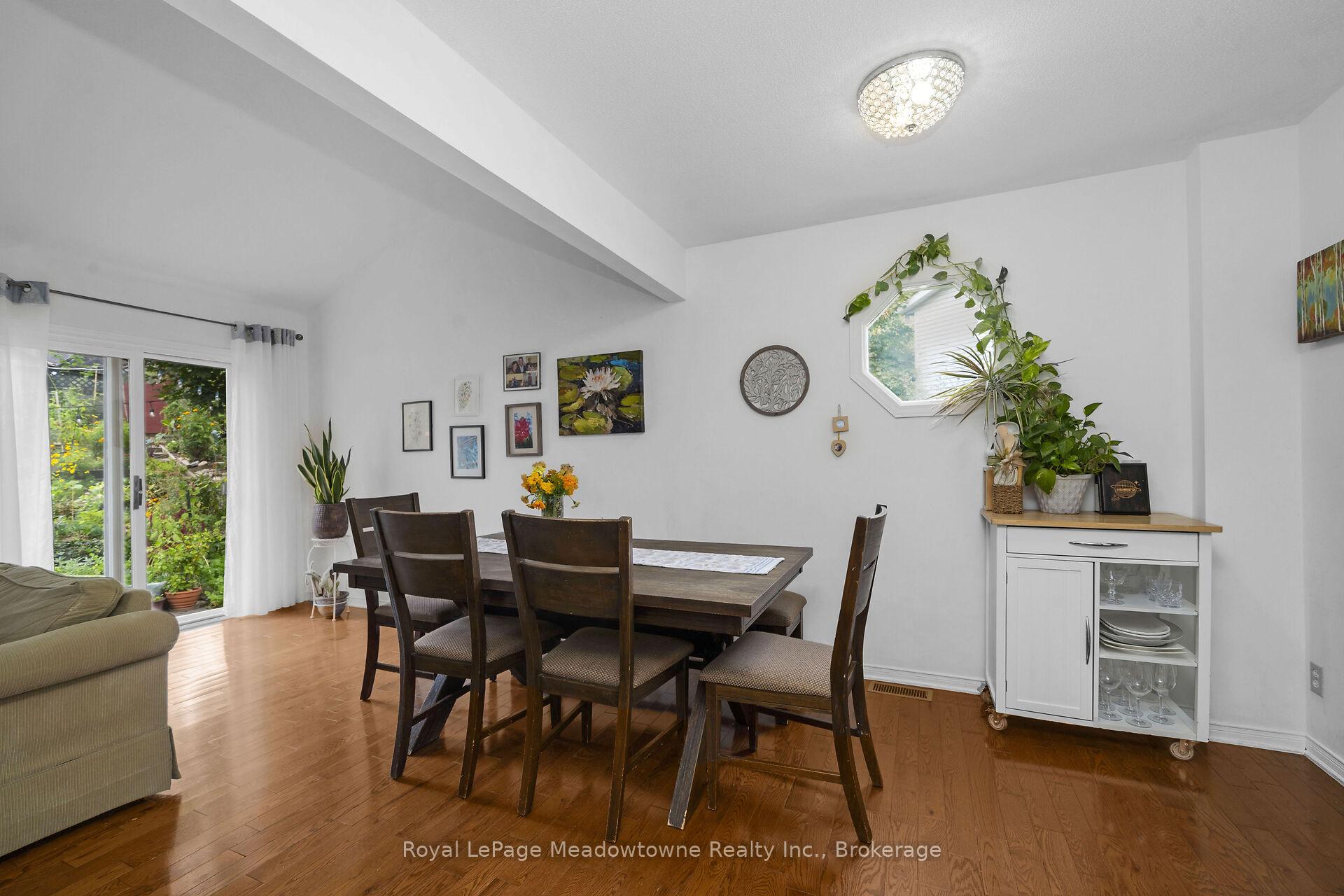 Photo 8 of 11 Valeriote Place, Guelph, Dovercliffe Park/Old University — HOMEH