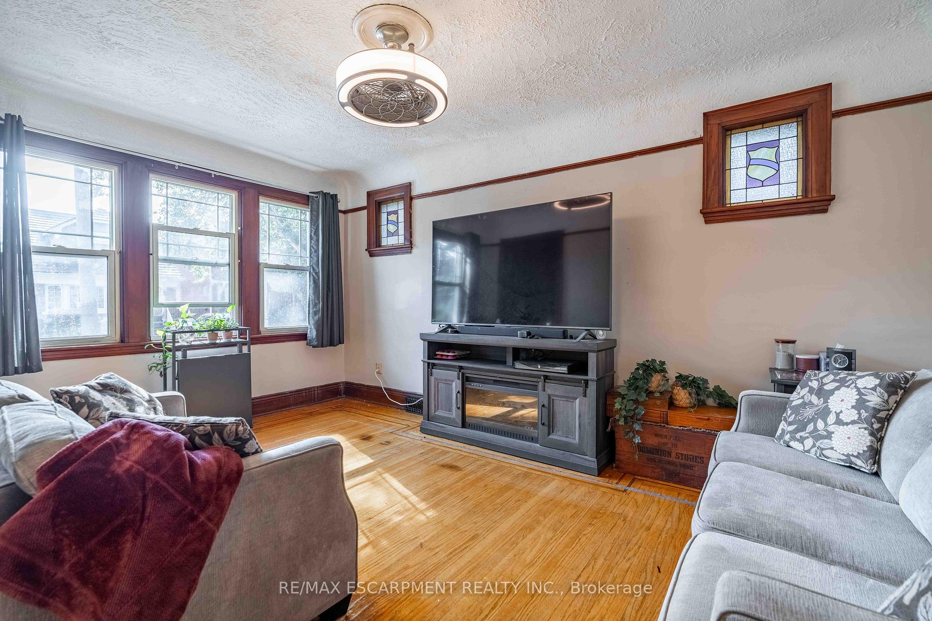 Photo 3 of 228 Province Street S, Hamilton, Delta — HOMEH