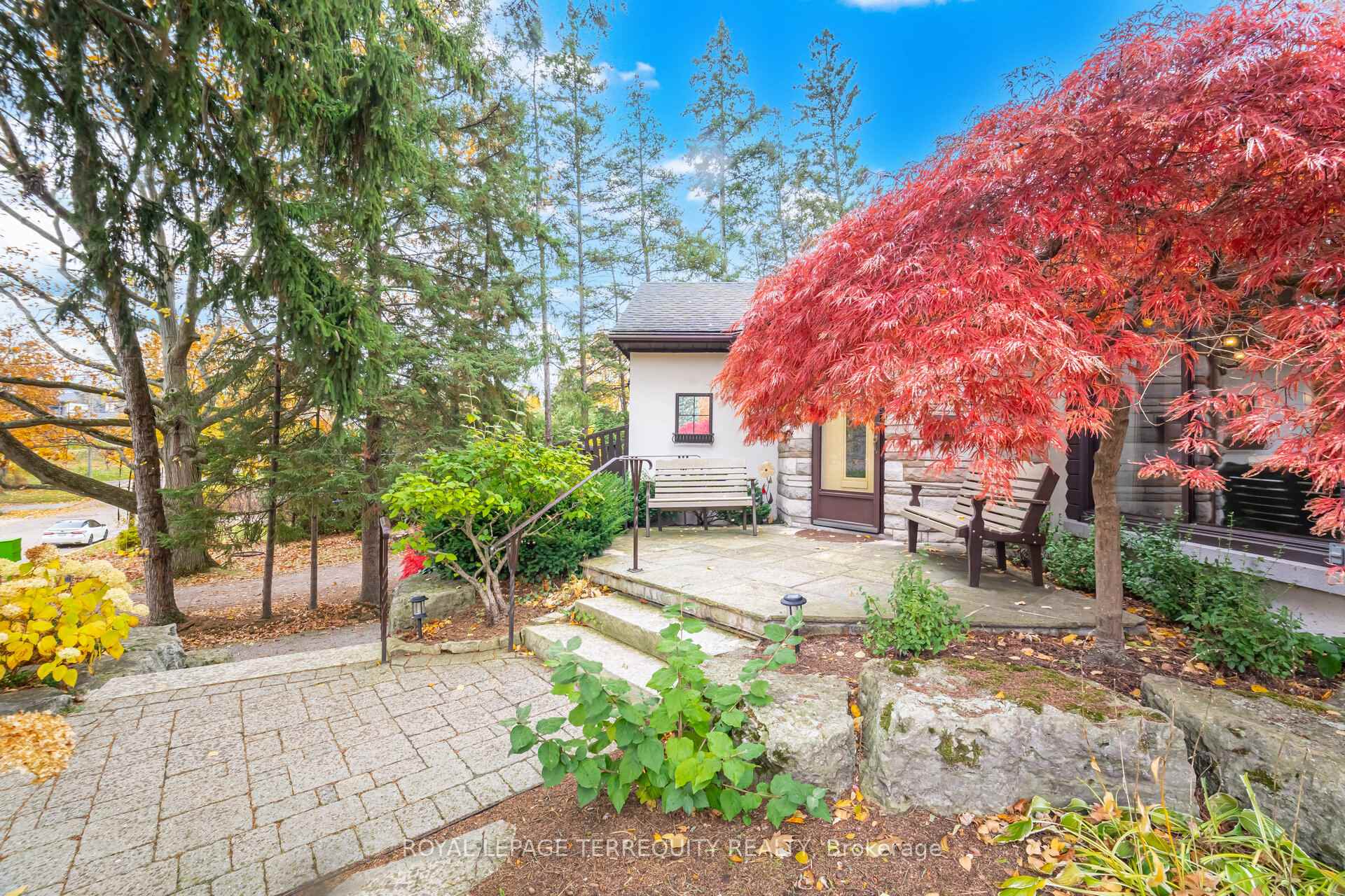 Photo 3 of 14 Avon Drive, Hamilton, Dundas — HOMEH