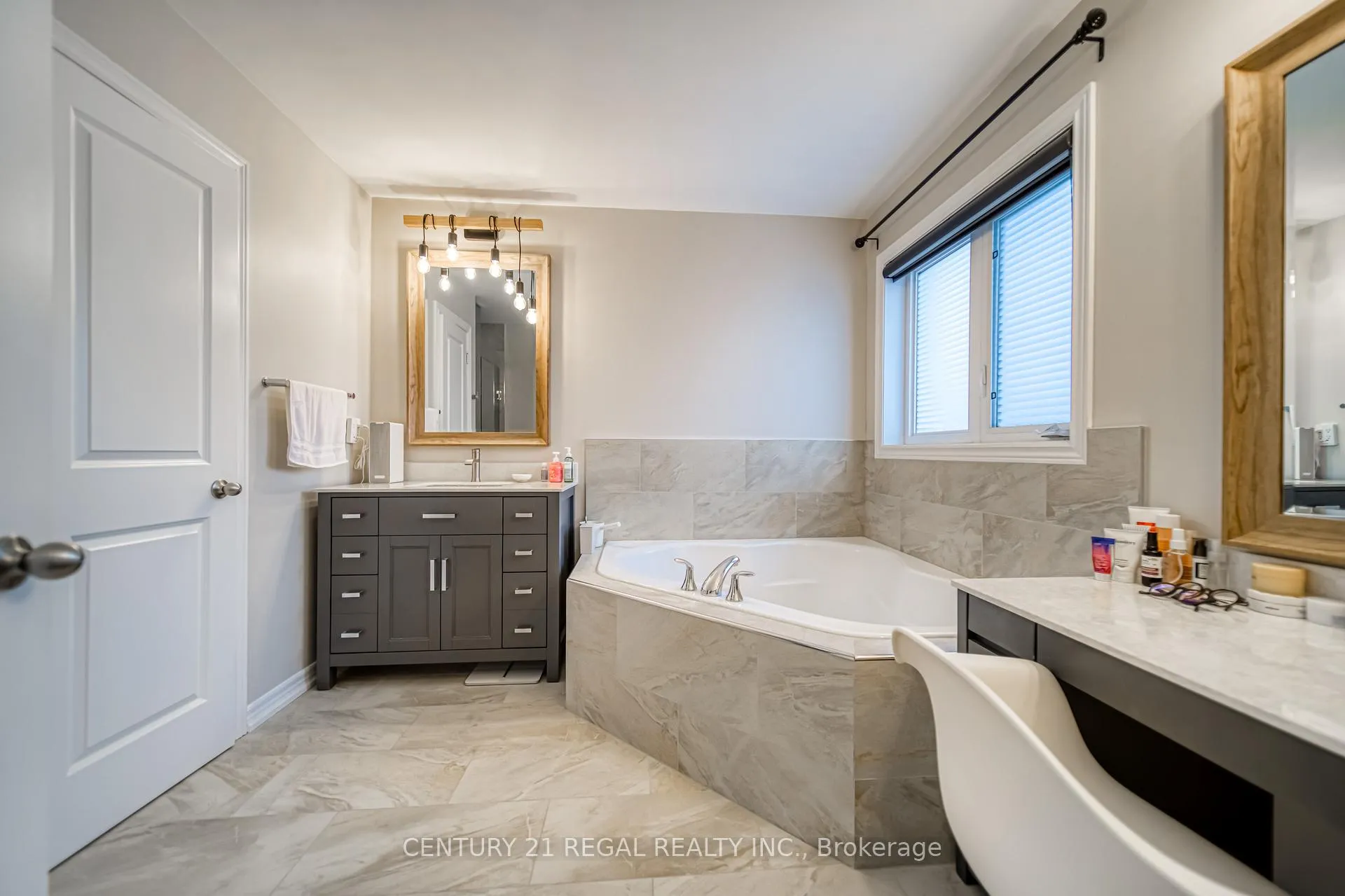 Photo 33 of 3095 Robert Brown Boulevard, Oakville, Glenorchy — HOMEH