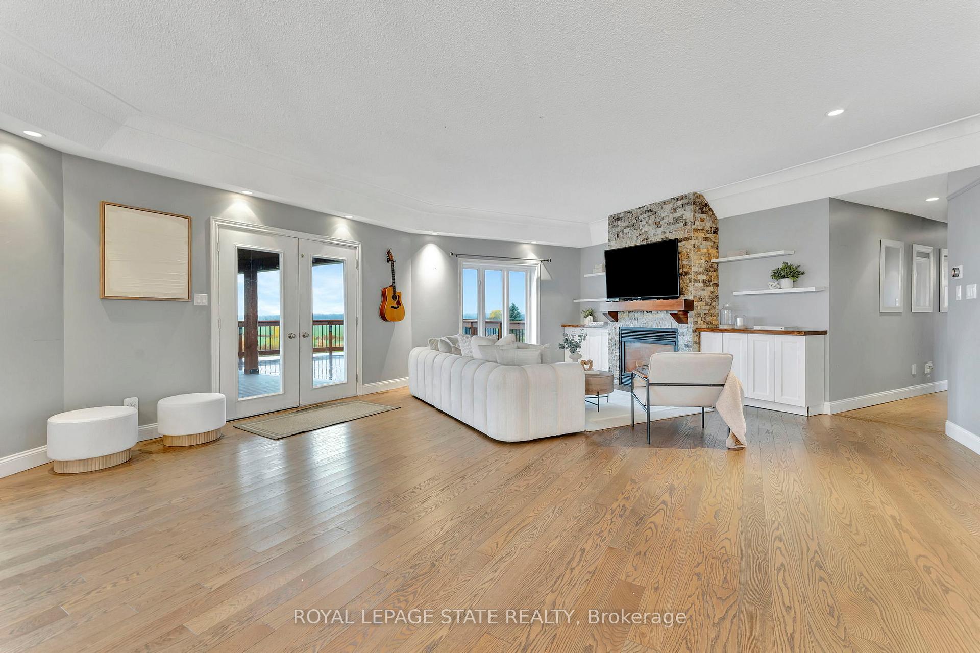 Photo 9 of 621 Ridge Road W, Grimsby, Grimsby Escarpment — HOMEH