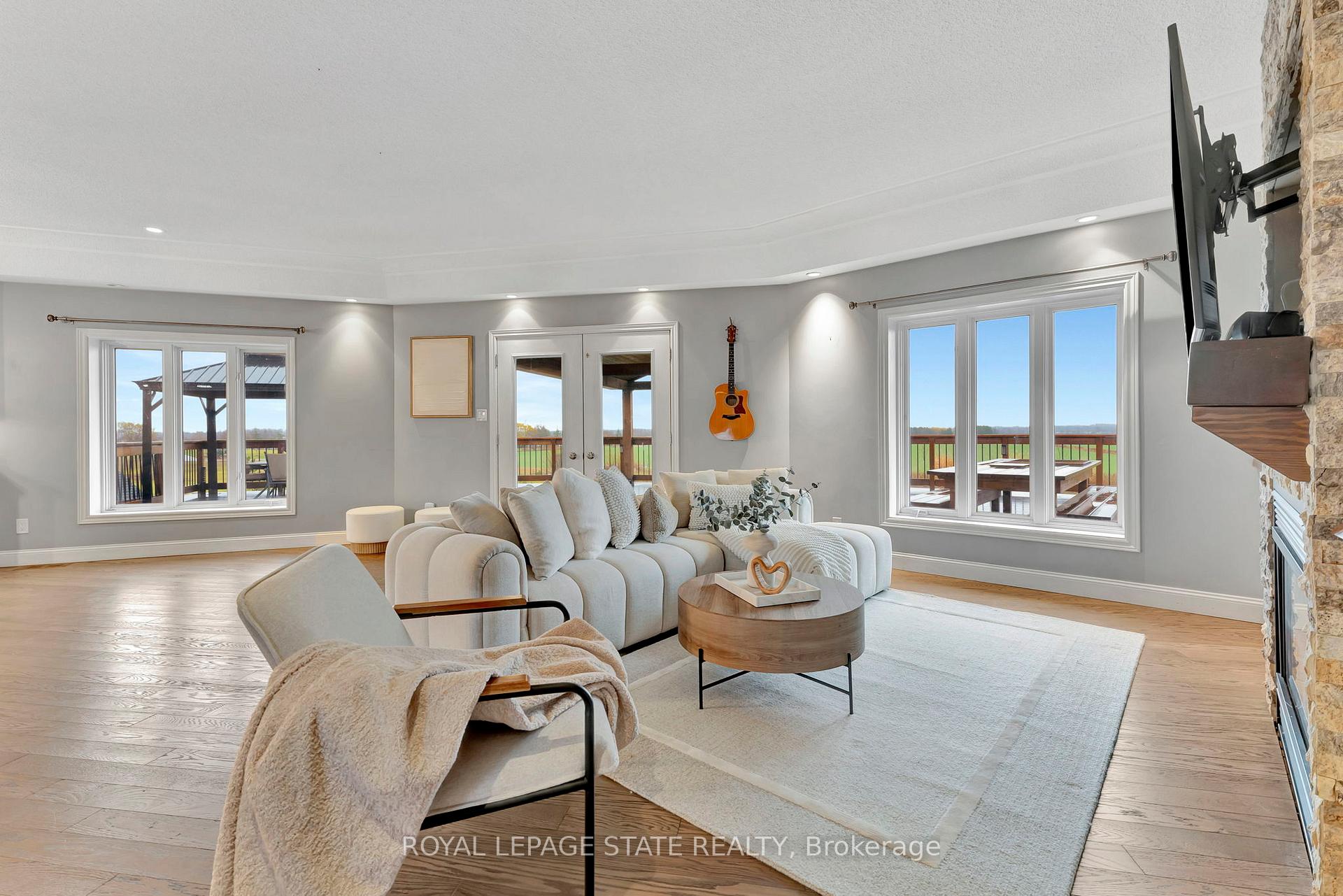 Photo 12 of 621 Ridge Road W, Grimsby, Grimsby Escarpment — HOMEH