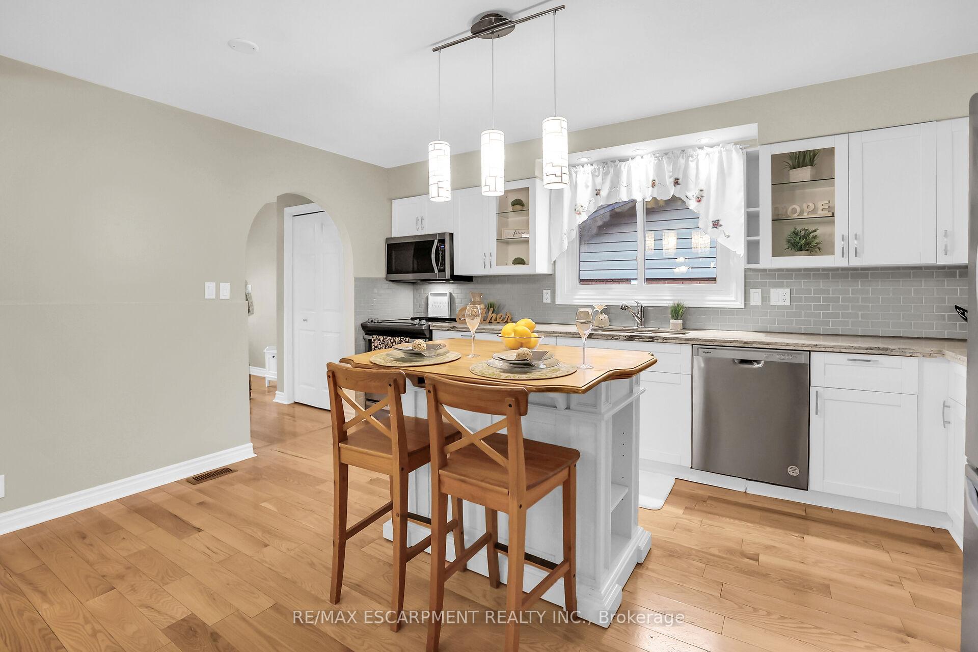 Photo 12 of 48 Debora Drive, Grimsby, Grimsby East — HOMEH