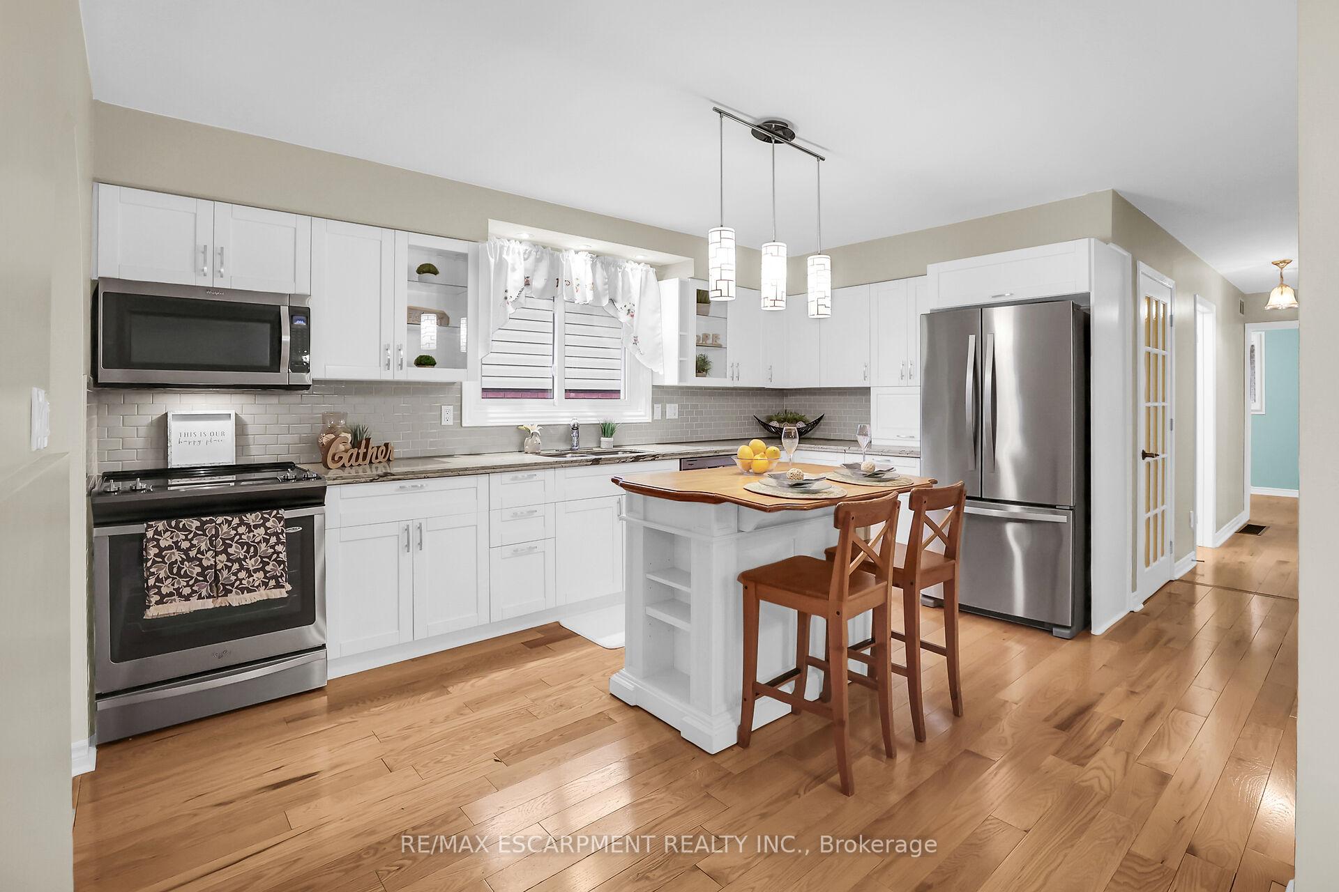 Photo 13 of 48 Debora Drive, Grimsby, Grimsby East — HOMEH