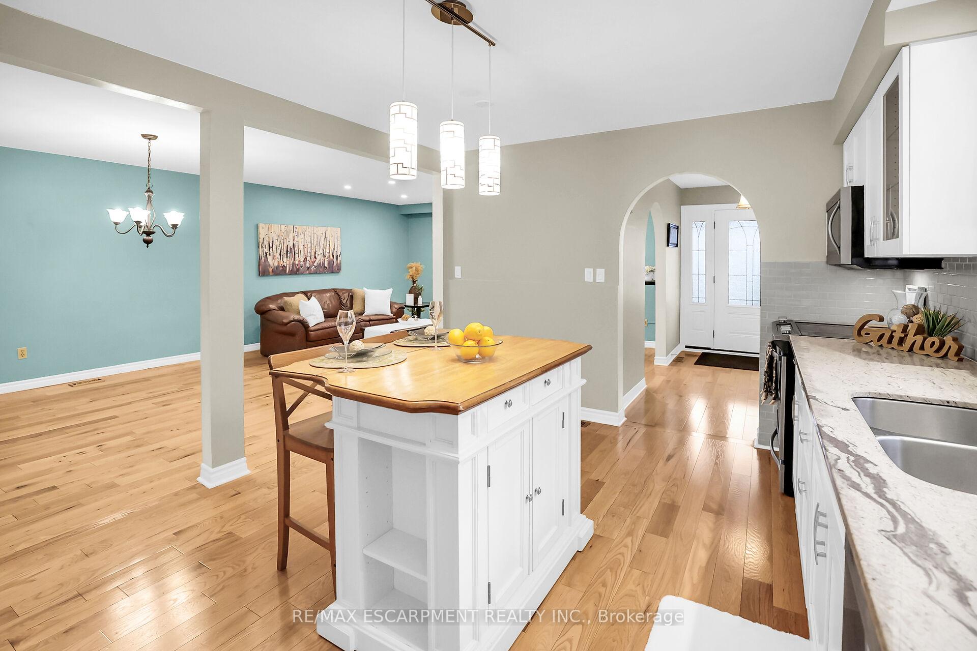 Photo 15 of 48 Debora Drive, Grimsby, Grimsby East — HOMEH