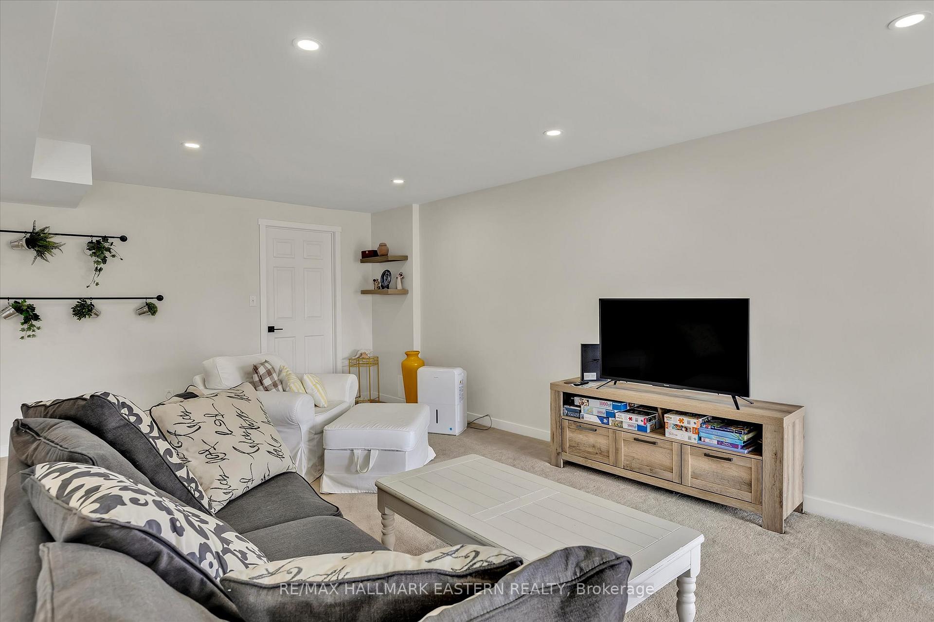 Photo 20 of 533 Garbutt Terrace, Peterborough, Northcrest Ward 5 — HOMEH