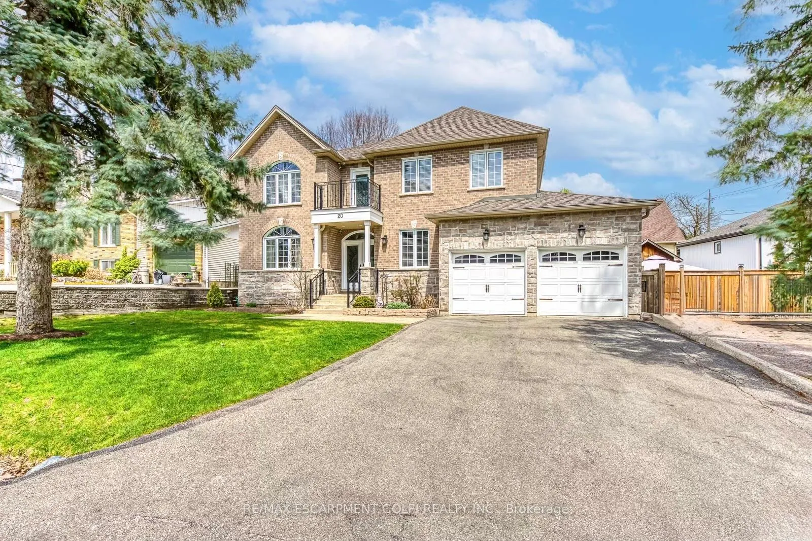Photo 2 of 20 Vinegar Hill Street, Hamilton, Waterdown — HOMEH