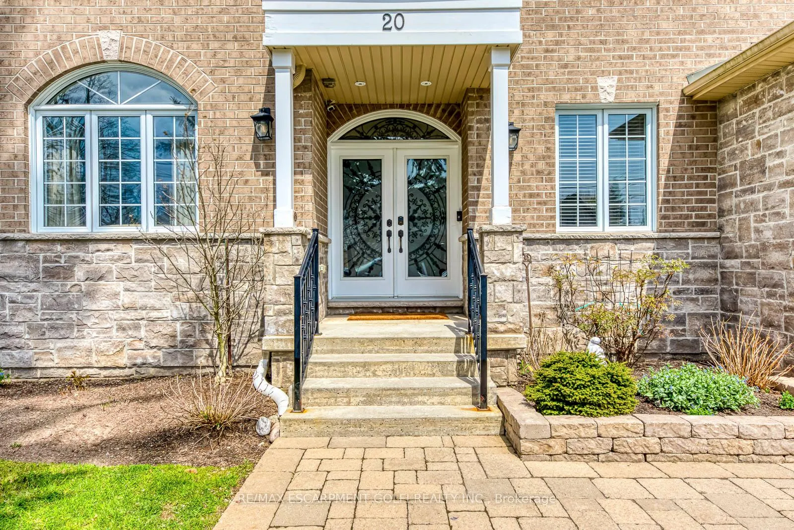 Photo 3 of 20 Vinegar Hill Street, Hamilton, Waterdown — HOMEH