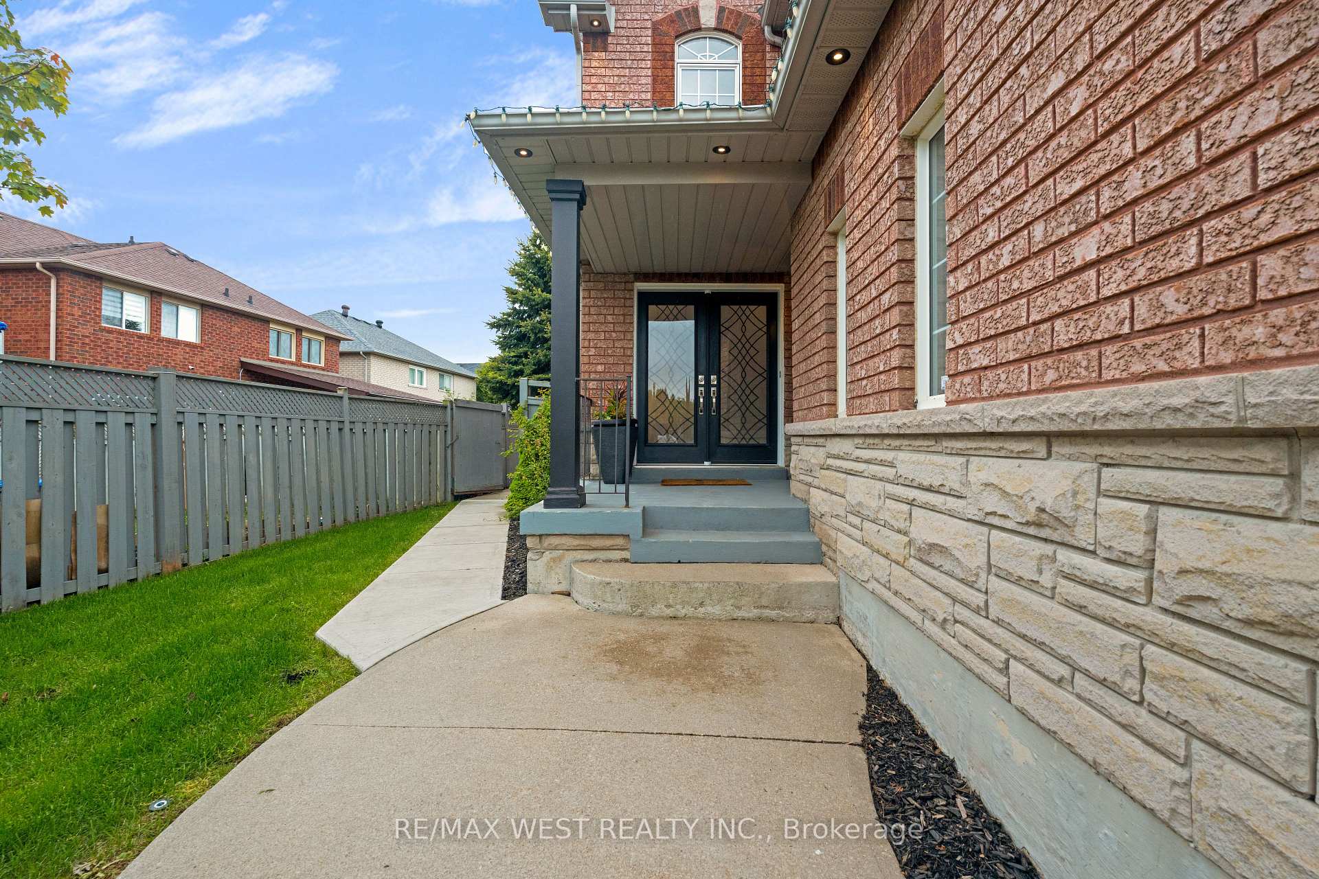Photo 3 of 43 Wakely Boulevard, Caledon, Bolton West — HOMEH