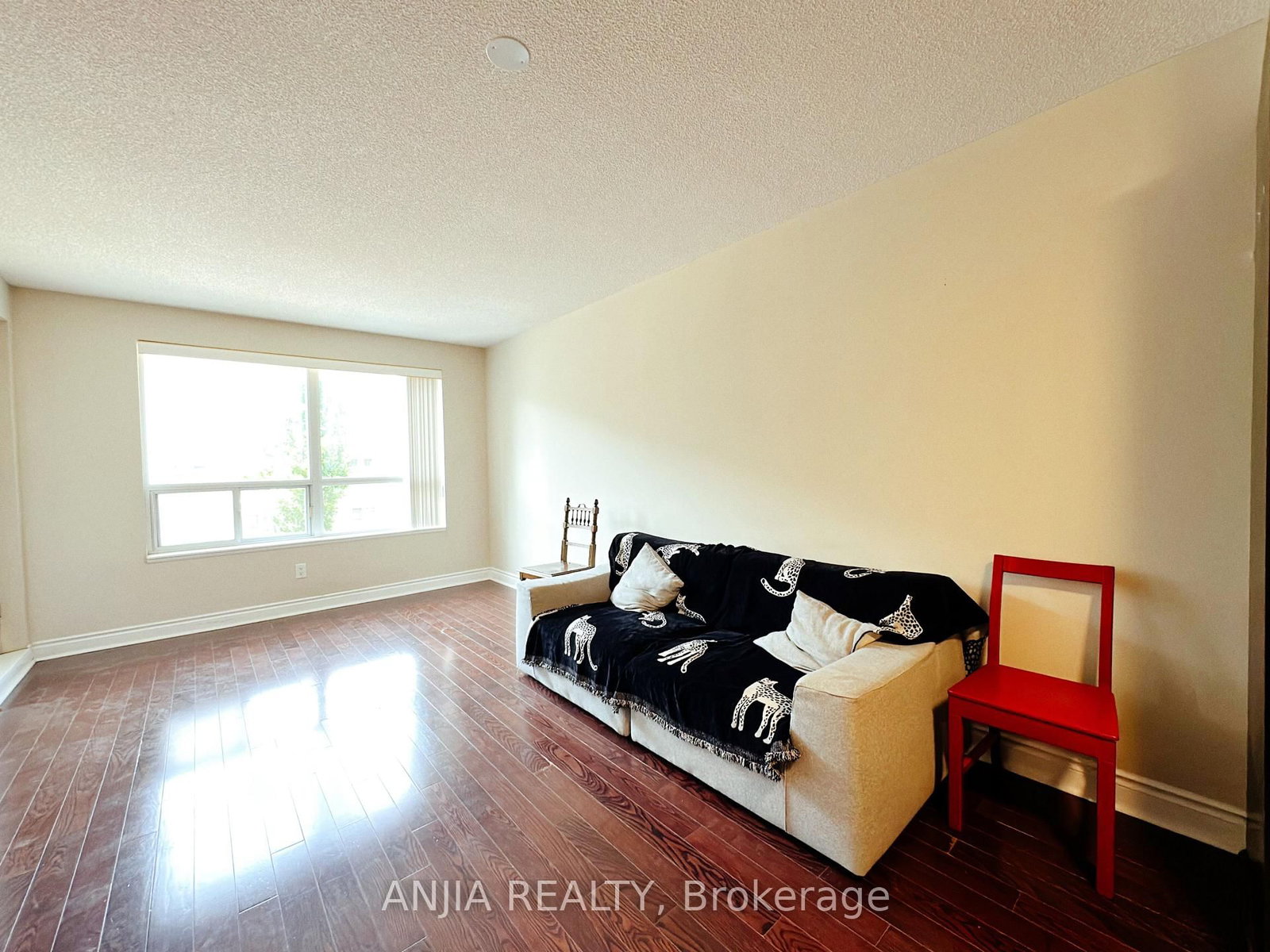 Photo 4 of Unit 219A, 39 Galleria Pkwy, Markham, Commerce Valley — HOMEH