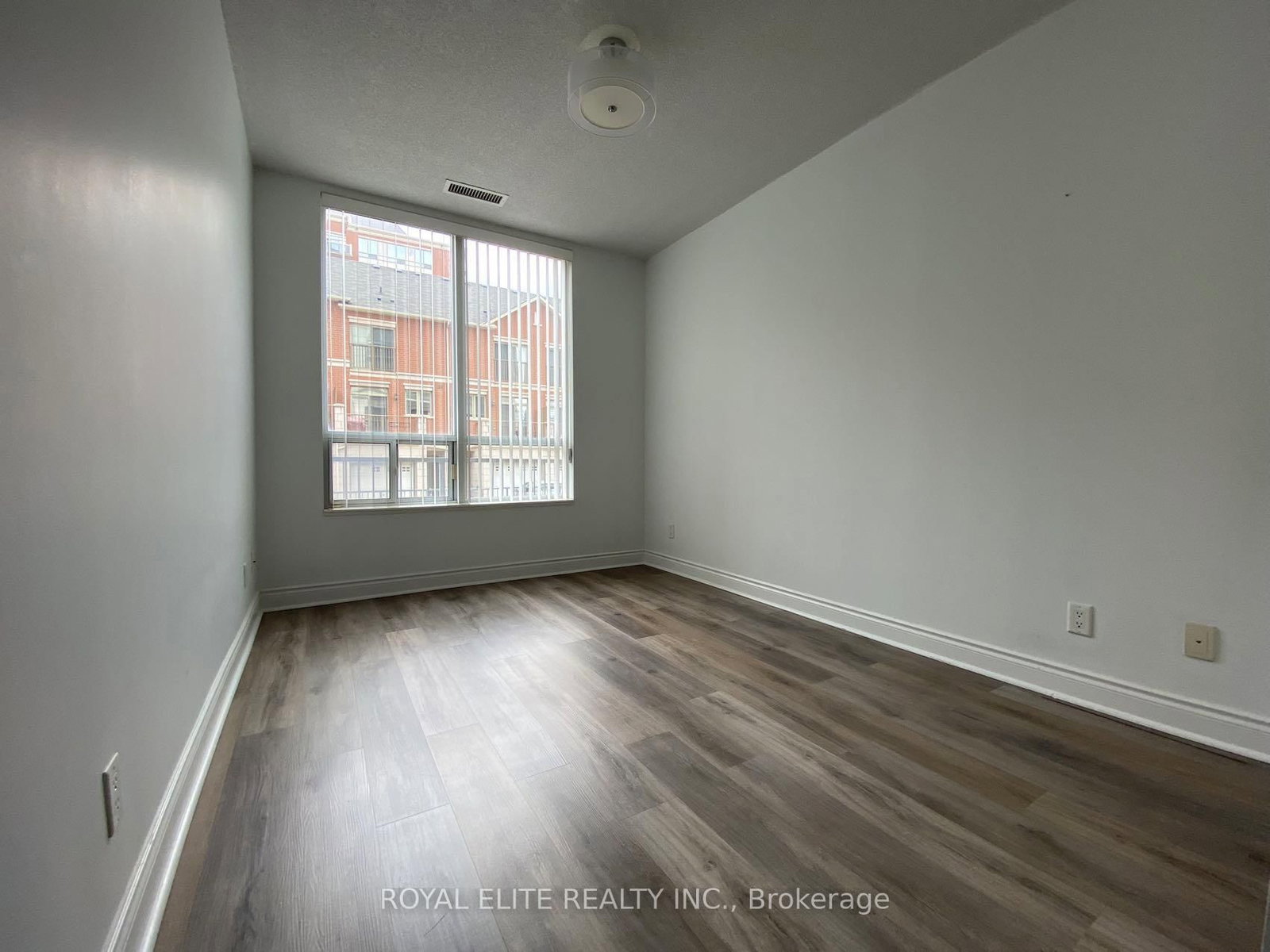 Photo 4 of Unit 102, 39 Galleria Pkwy, Markham, Commerce Valley — HOMEH