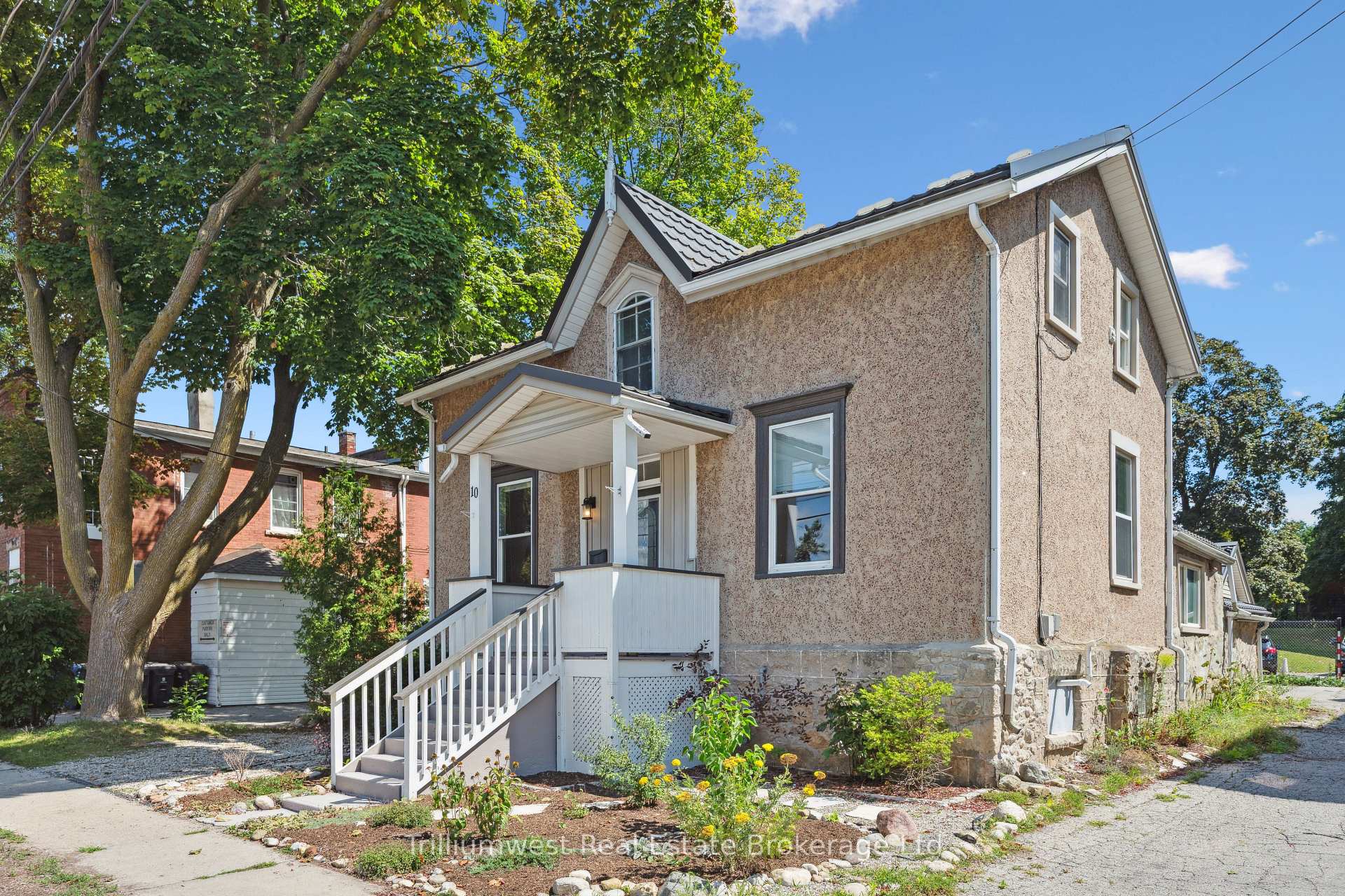 Front of 10 James Street W