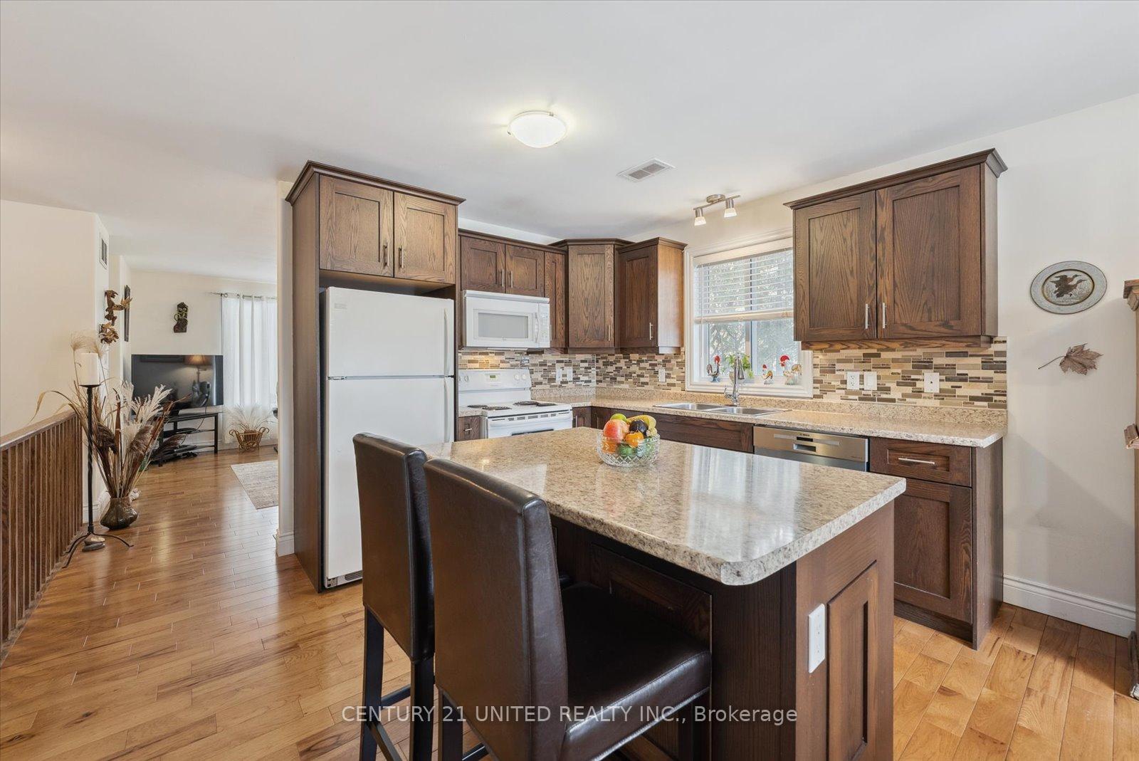 Photo 13 of 741 Bethune Street, Peterborough, Northcrest Ward 5 — HOMEH