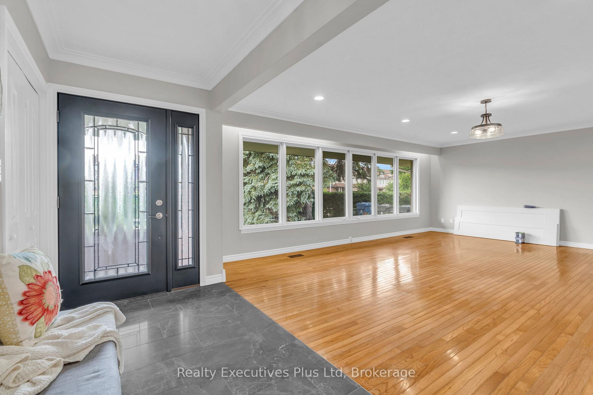 Photo 3 of 135 Cityview Drive N, Guelph, Grange Road — HOMEH
