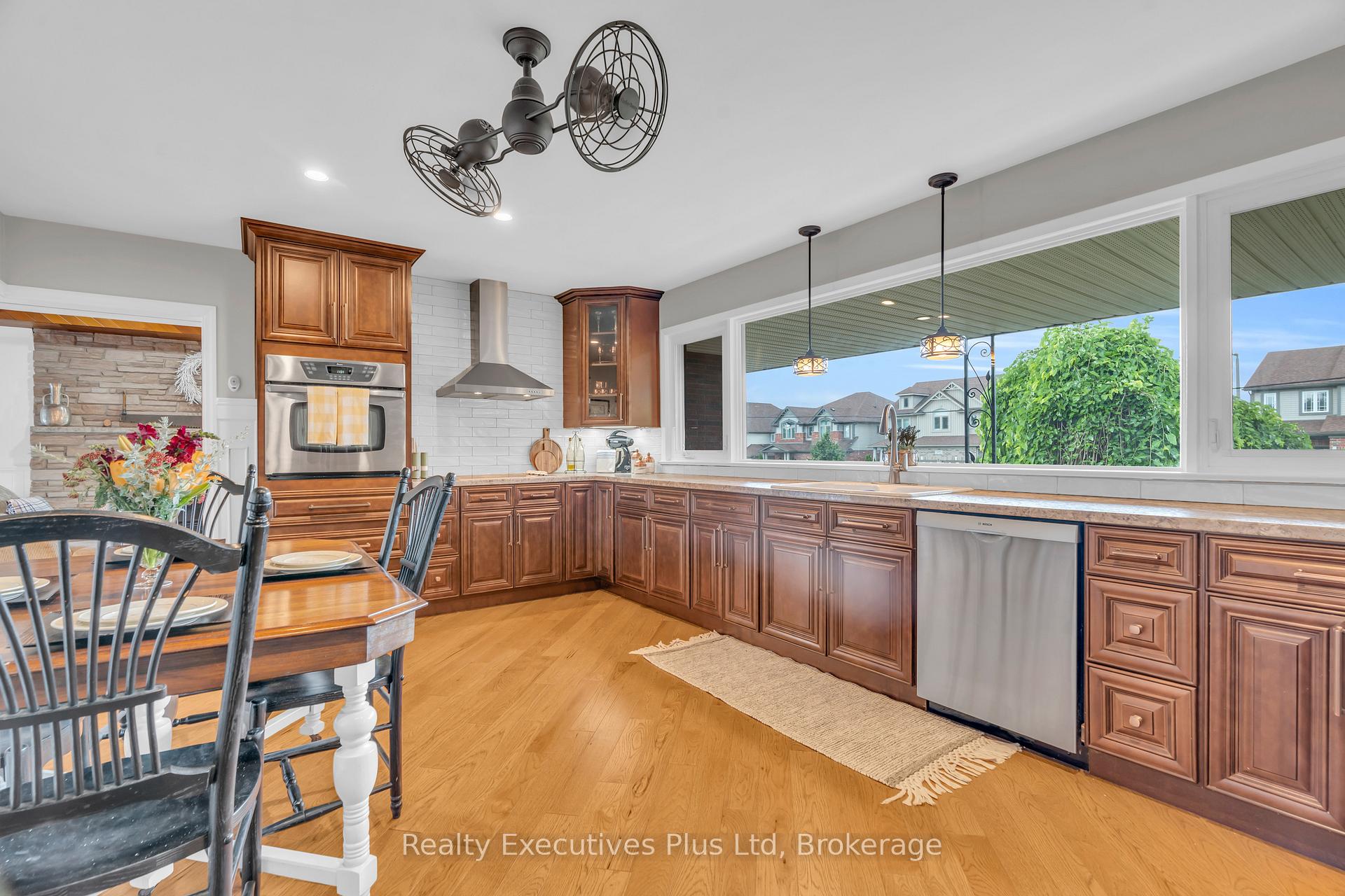 Photo 5 of 135 Cityview Drive N, Guelph, Grange Road — HOMEH
