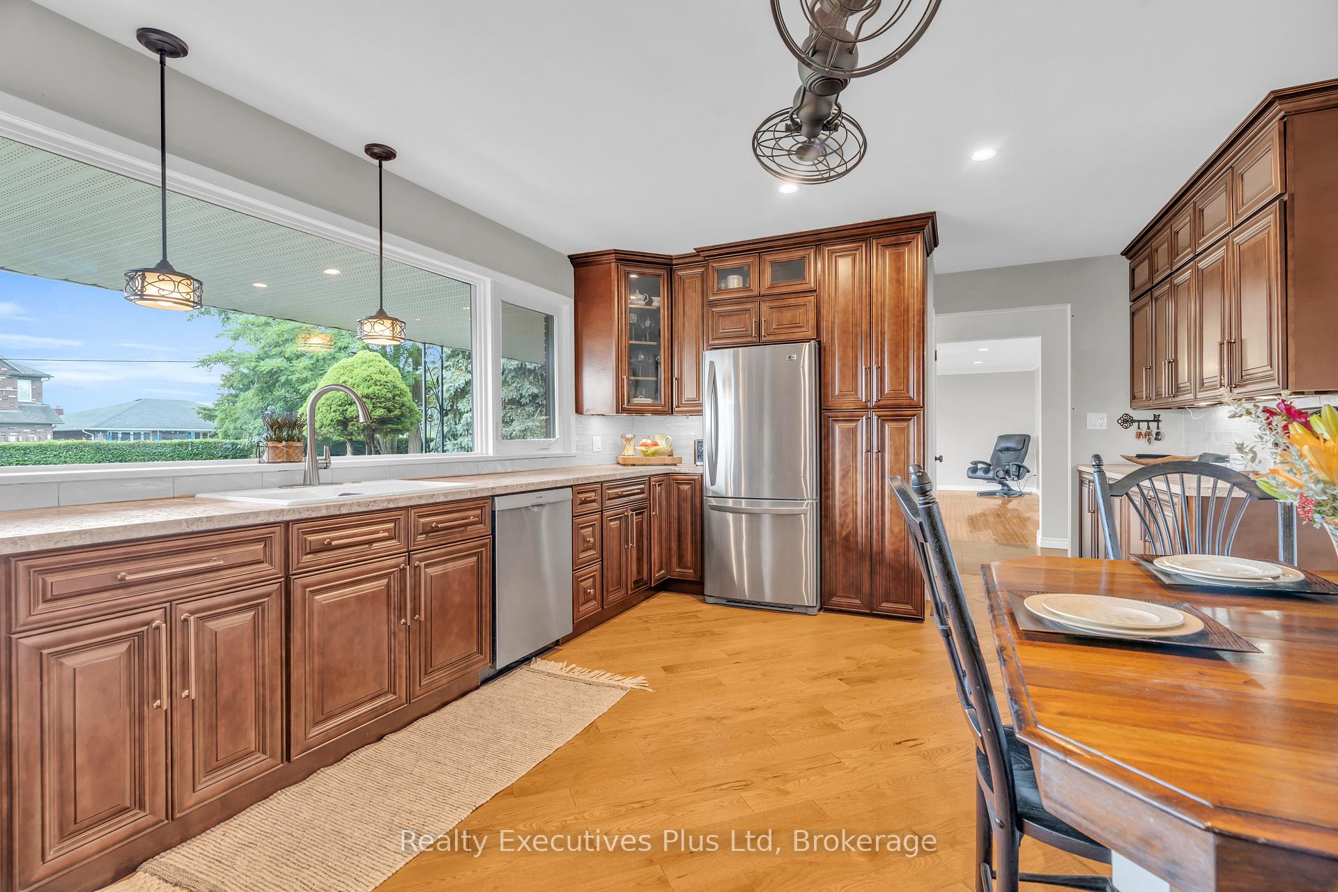 Photo 6 of 135 Cityview Drive N, Guelph, Grange Road — HOMEH