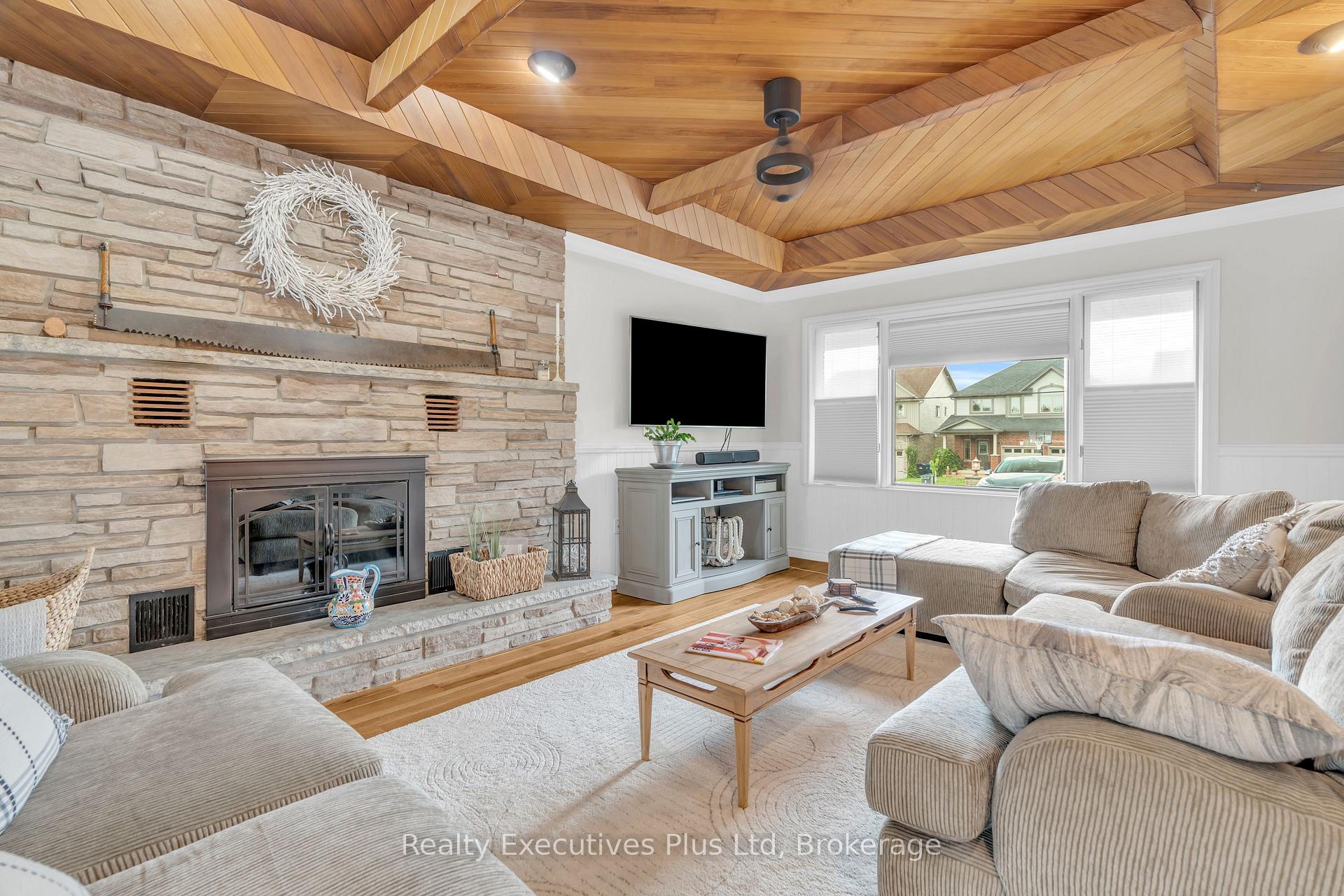 Photo 8 of 135 Cityview Drive N, Guelph, Grange Road — HOMEH