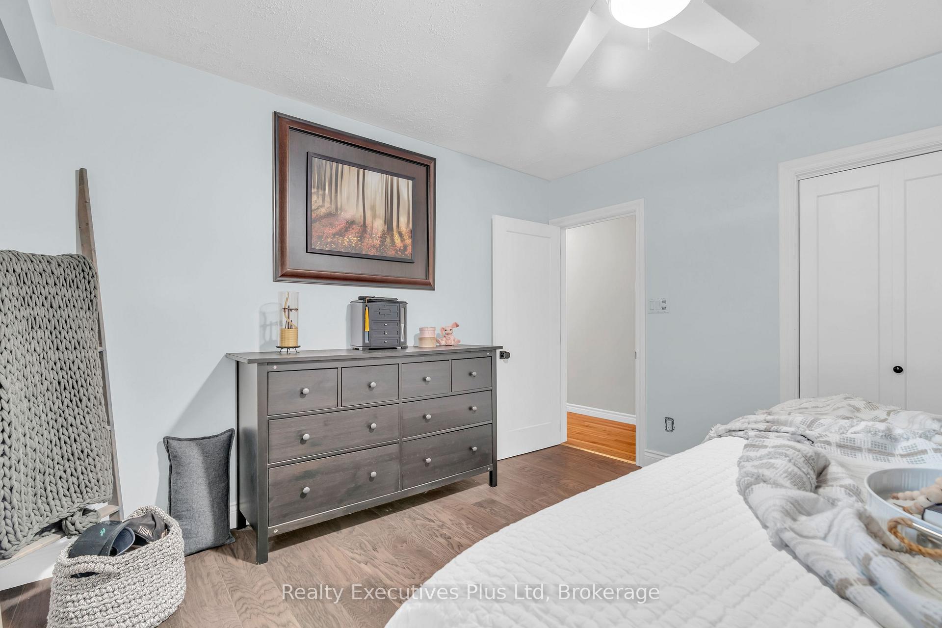 Photo 14 of 135 Cityview Drive N, Guelph, Grange Road — HOMEH