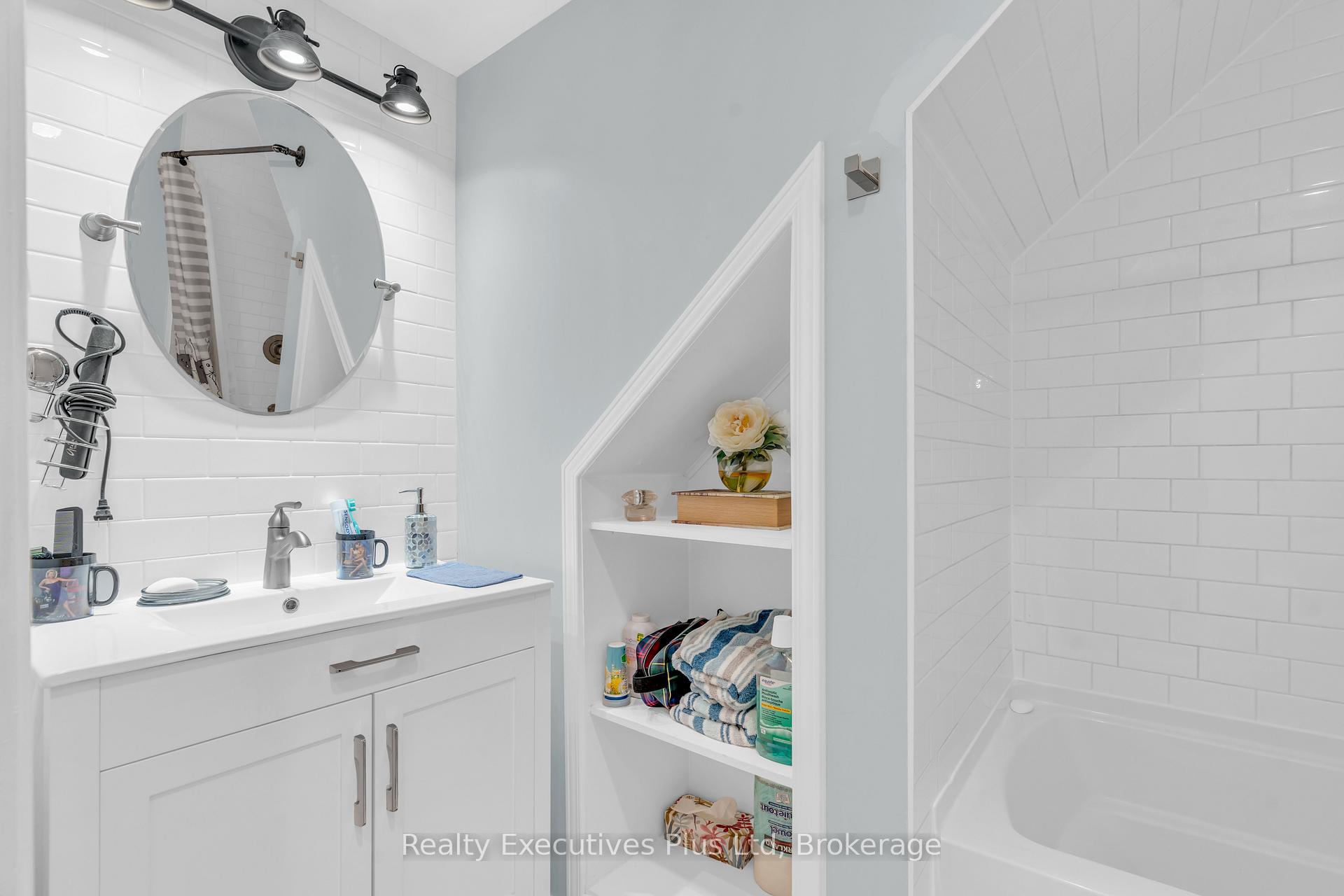 Photo 16 of 135 Cityview Drive N, Guelph, Grange Road — HOMEH