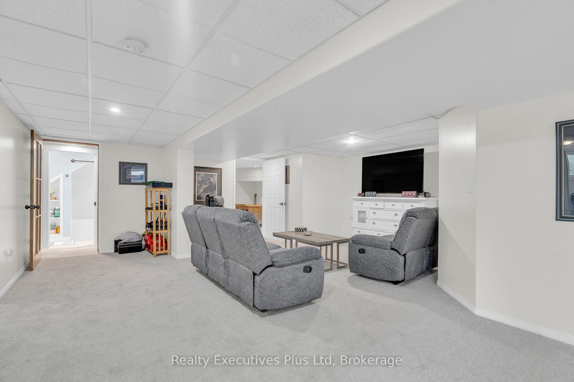 Photo 22 of 135 Cityview Drive N, Guelph, Grange Road — HOMEH