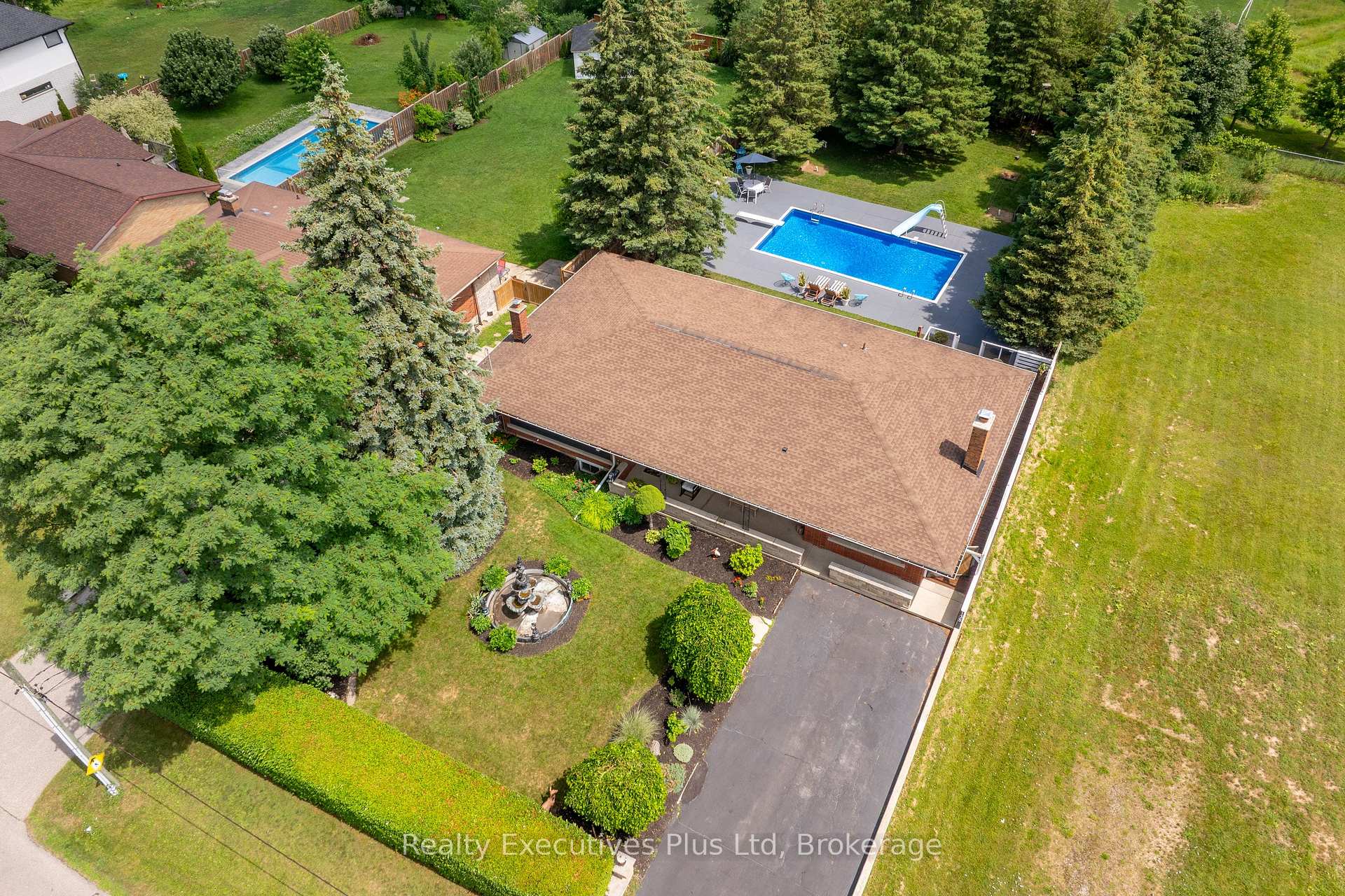 Photo 35 of 135 Cityview Drive N, Guelph, Grange Road — HOMEH