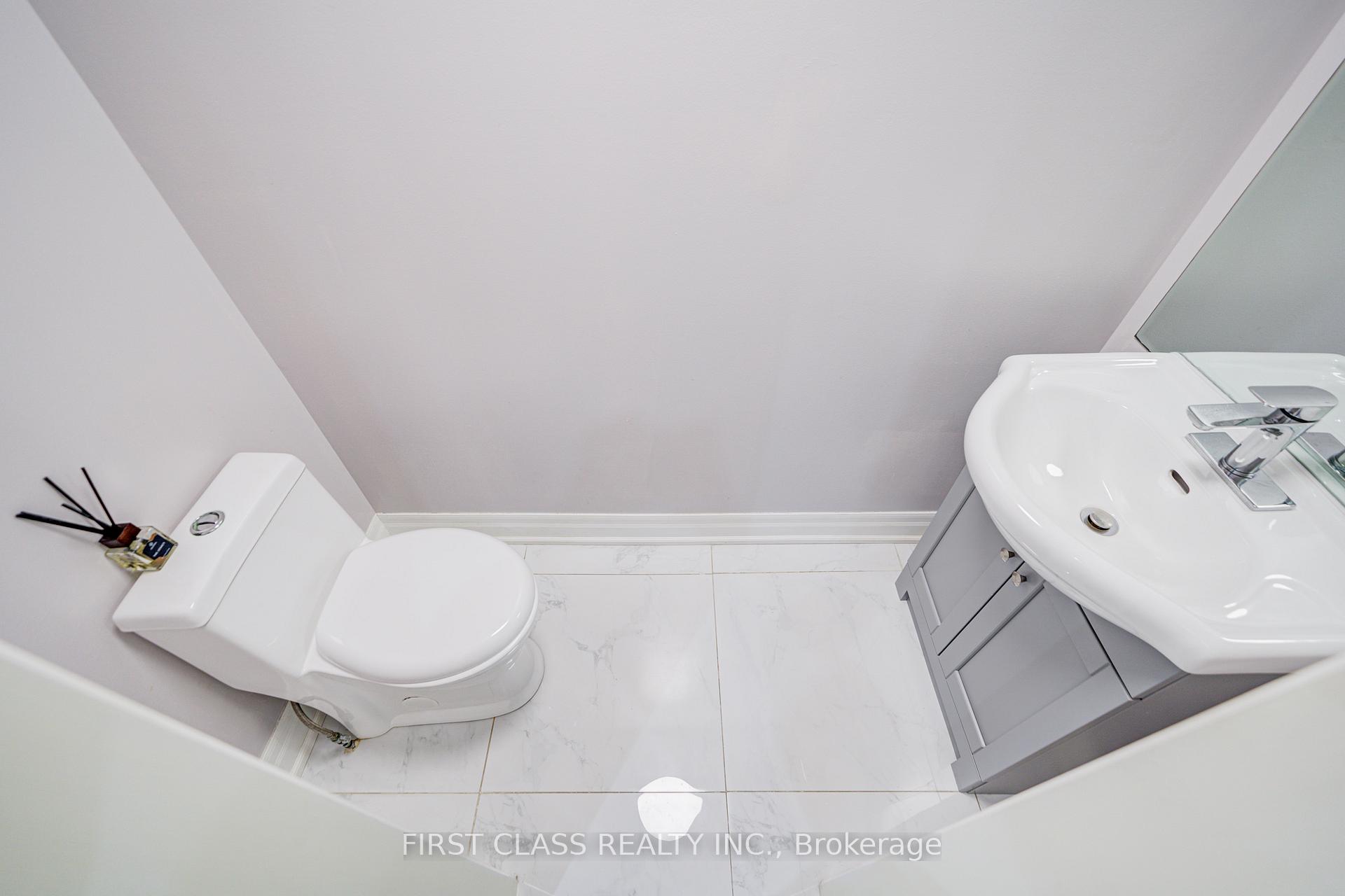 Photo 5 of 216 Zokol Drive, Aurora, Bayview Northeast — HOMEH