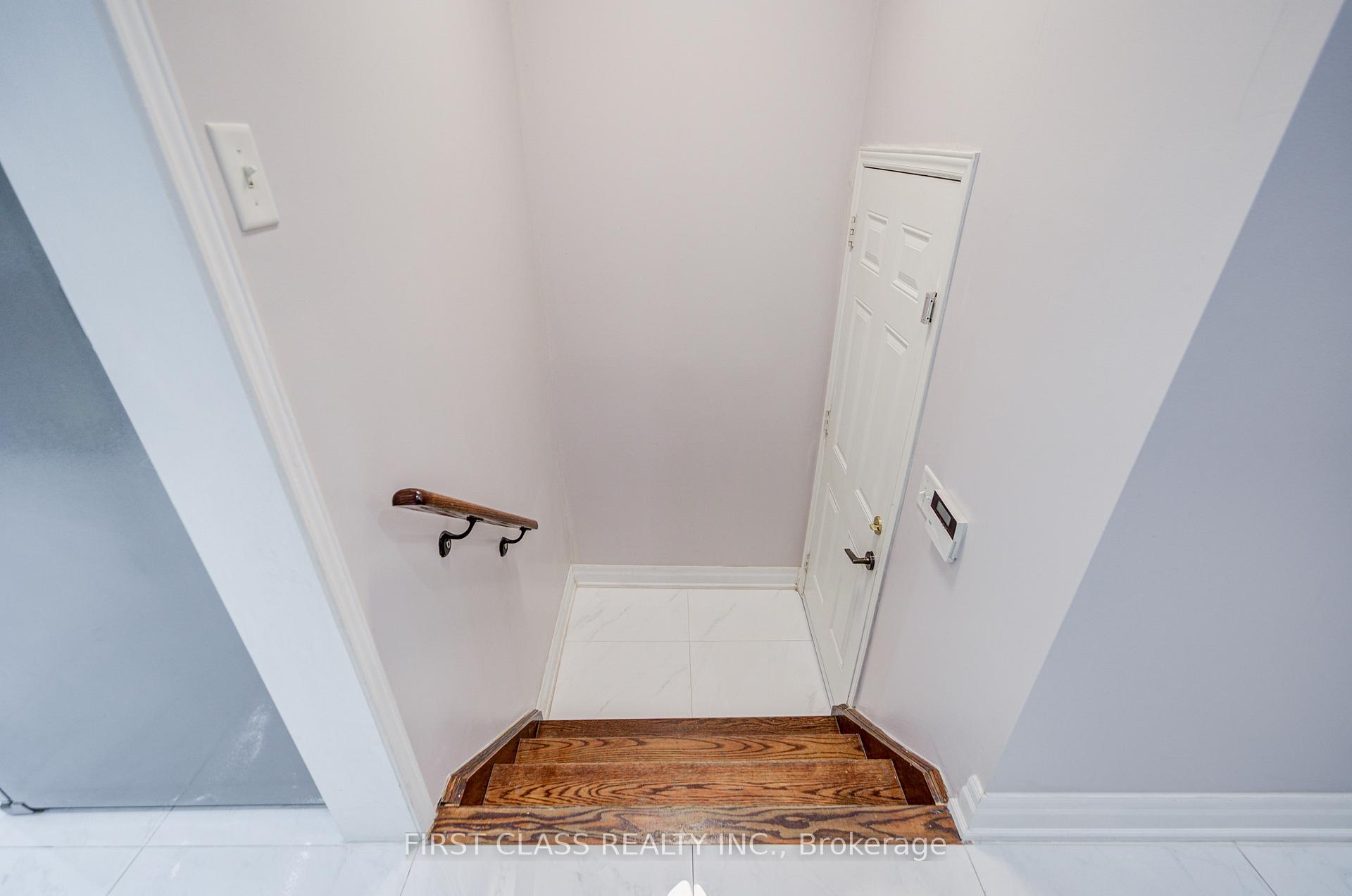 Photo 9 of 216 Zokol Drive, Aurora, Bayview Northeast — HOMEH