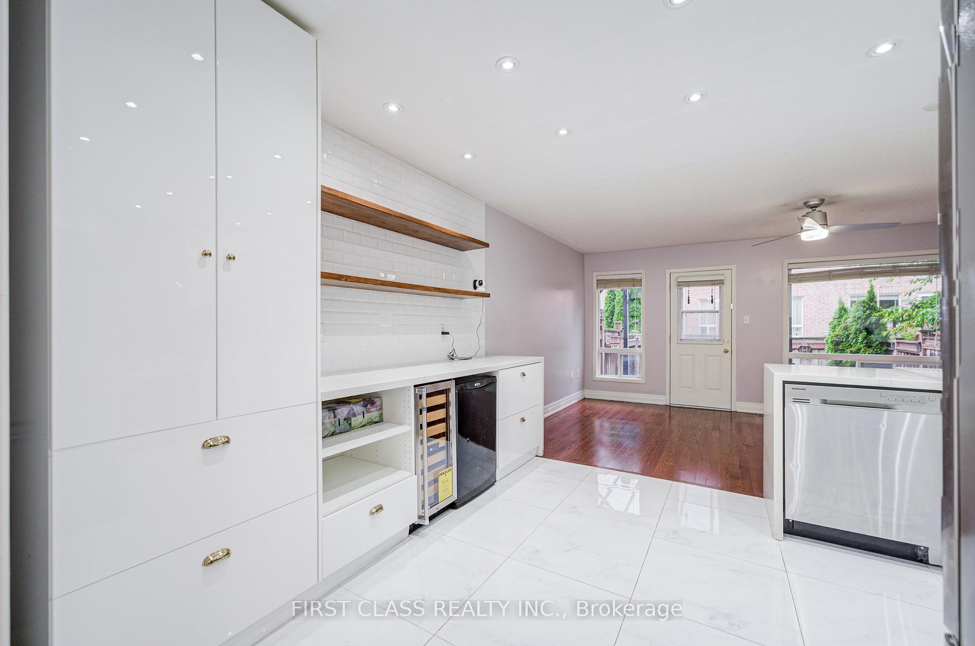 Photo 11 of 216 Zokol Drive, Aurora, Bayview Northeast — HOMEH