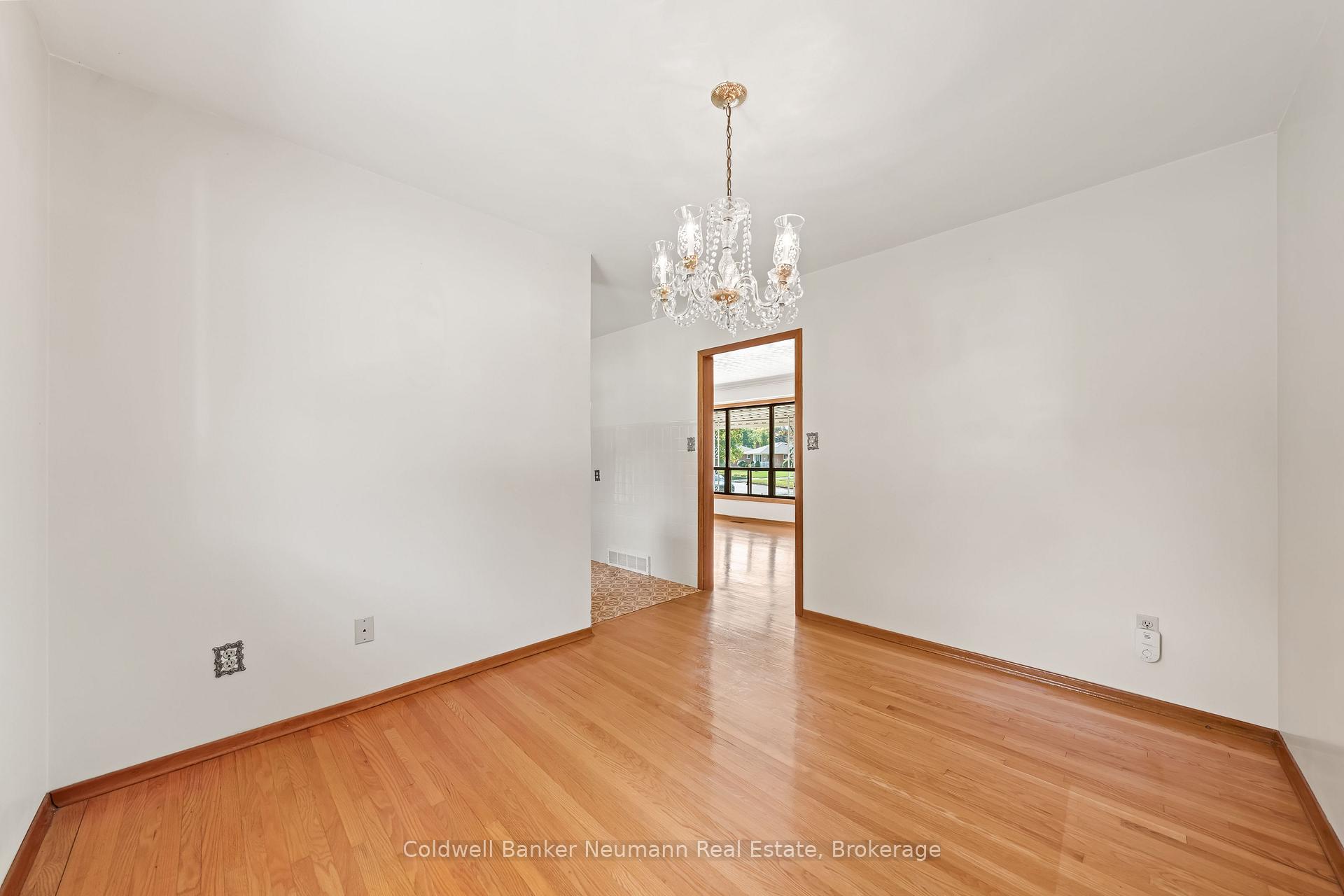 Photo 10 of 23 Sunnylea Crescent, Guelph, General Hospital — HOMEH