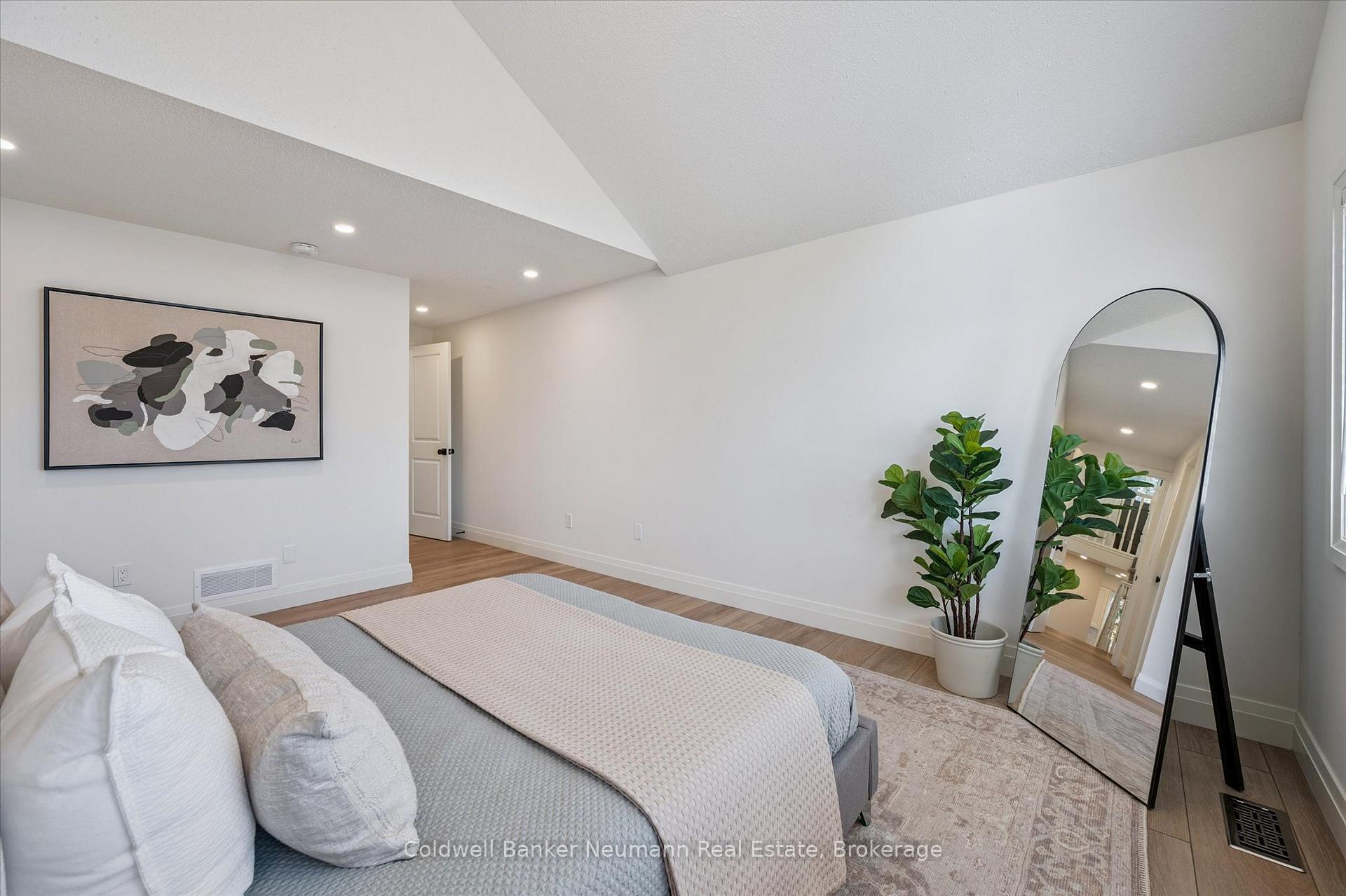 Photo 17 of 126 Farley Drive, Guelph, Pineridge/Westminster Woods — HOMEH