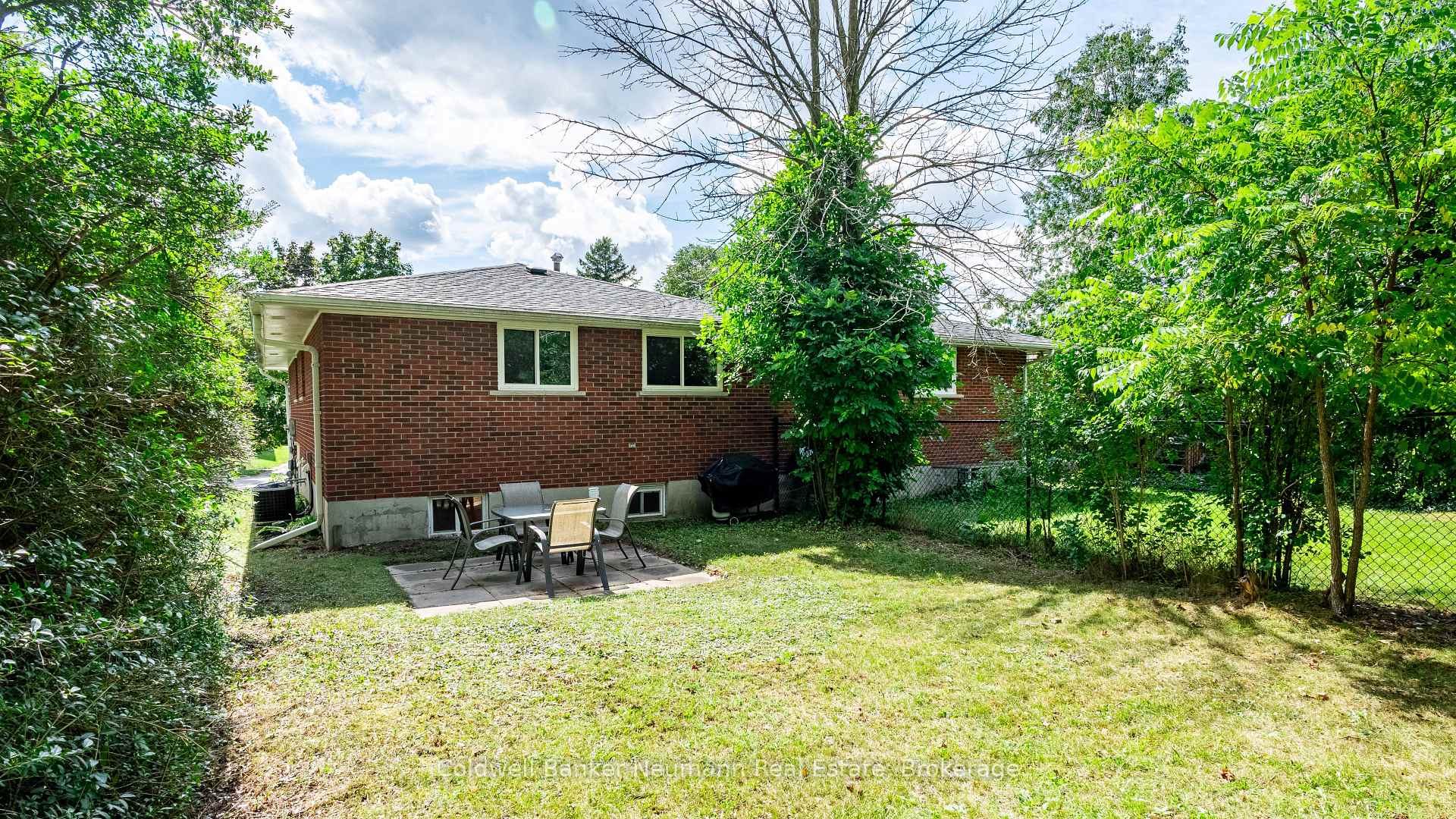 Photo 4 of 54 Conroy Crescent, Guelph, Dovercliffe Park/Old University — HOMEH