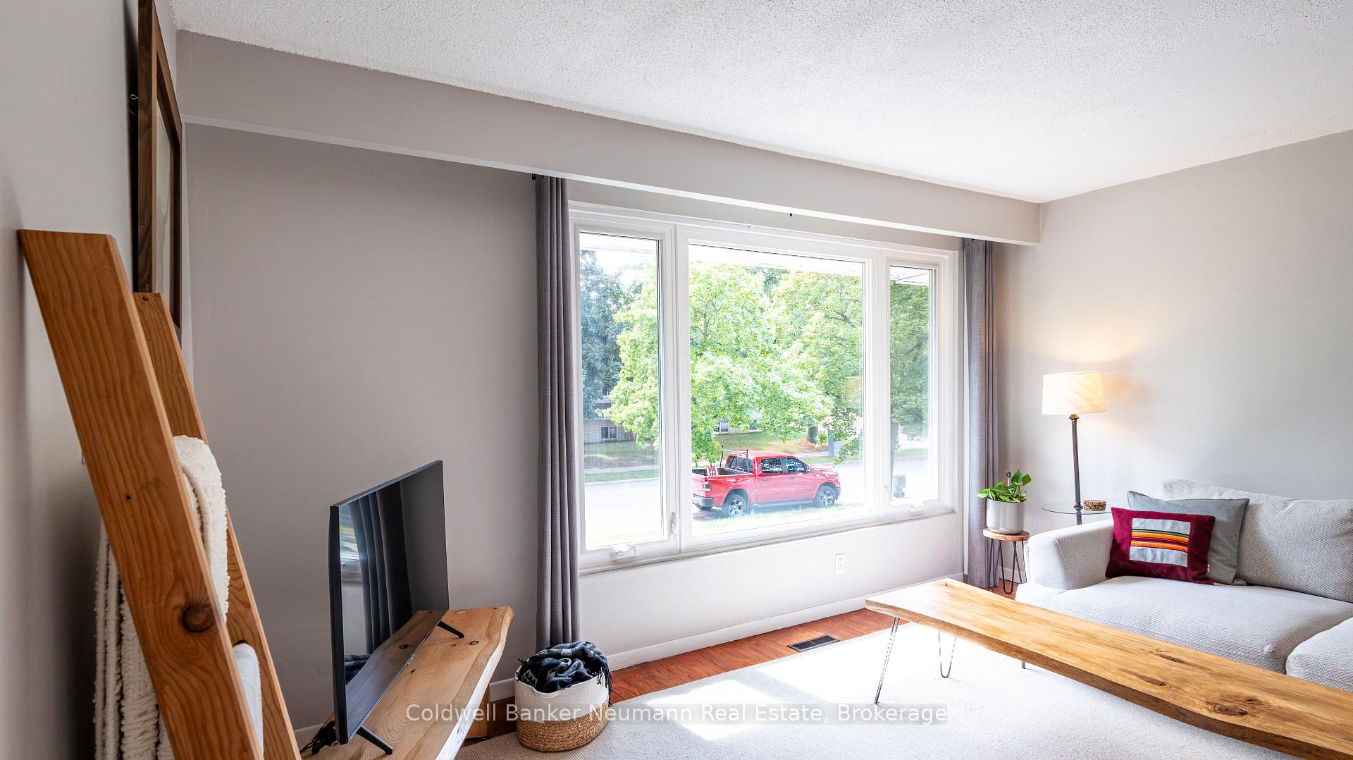 Photo 6 of 54 Conroy Crescent, Guelph, Dovercliffe Park/Old University — HOMEH