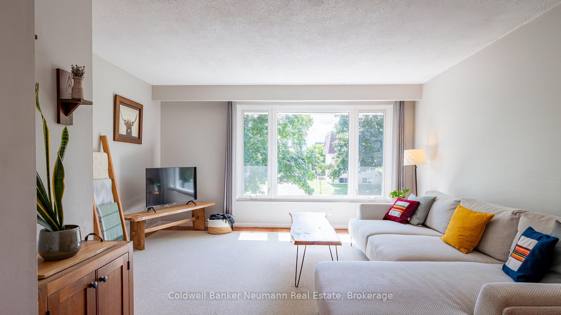 Photo 13 of 54 Conroy Crescent, Guelph, Dovercliffe Park/Old University — HOMEH
