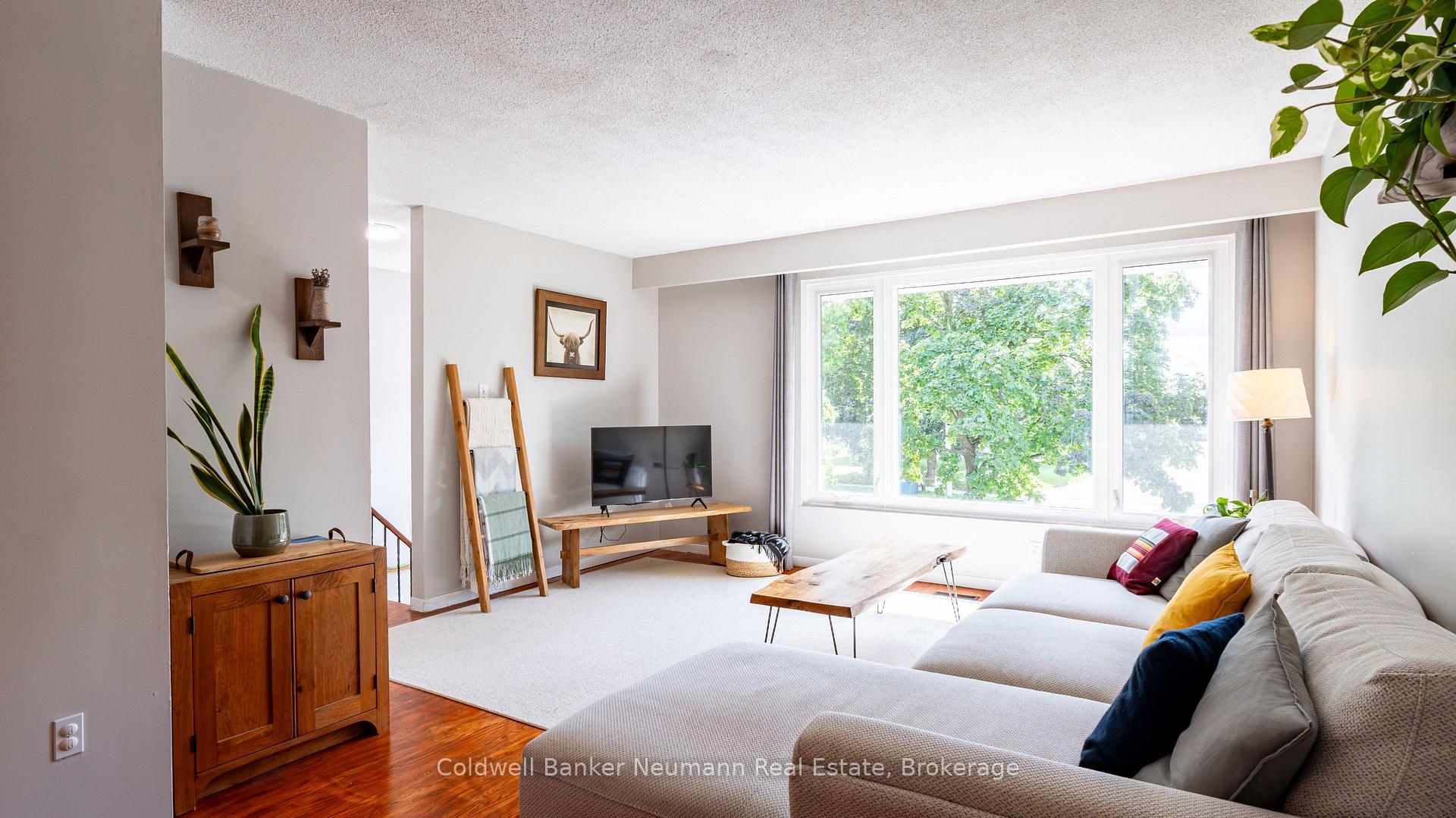 Photo 14 of 54 Conroy Crescent, Guelph, Dovercliffe Park/Old University — HOMEH
