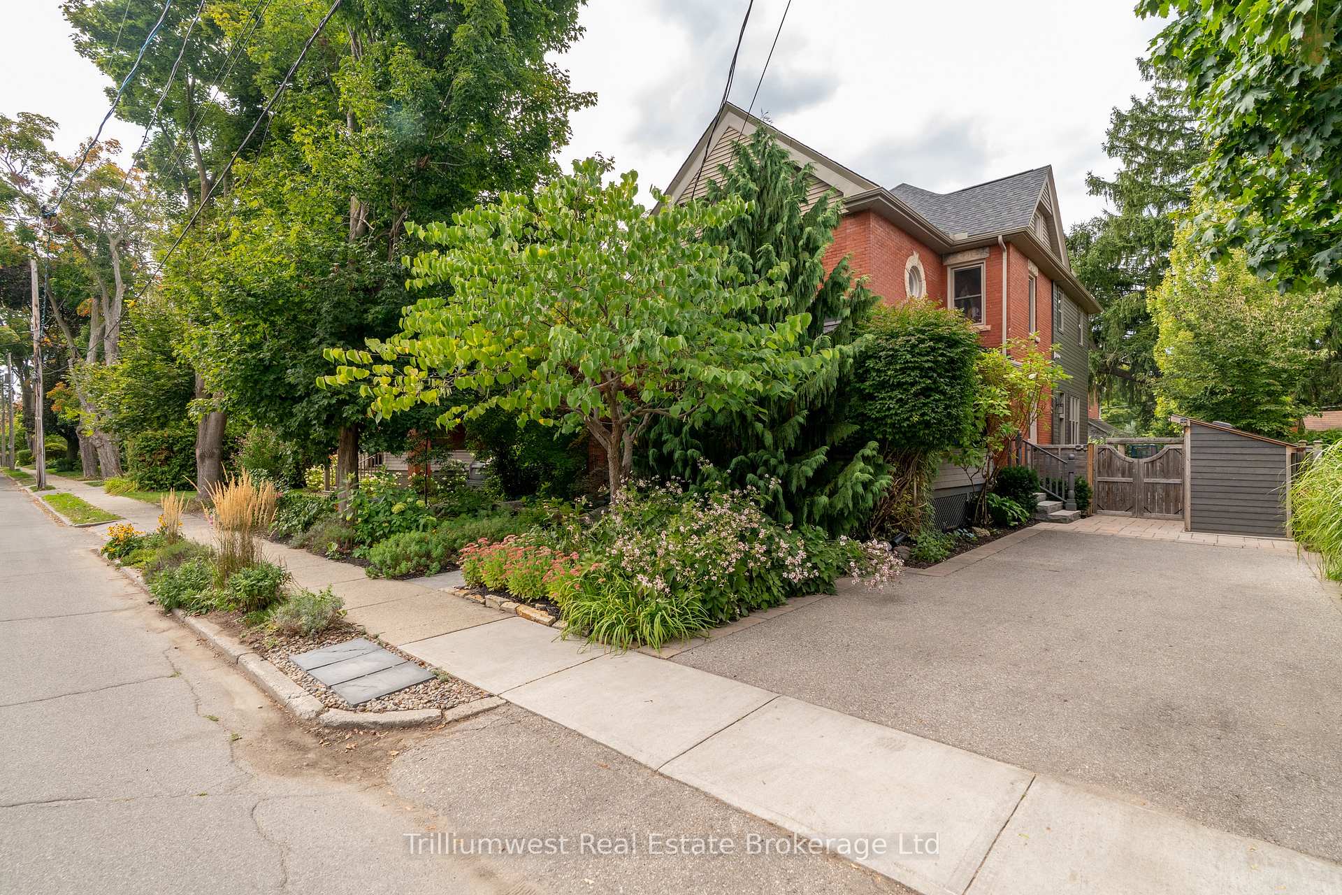 Photo 4 of 33 Mont Street, Guelph, Exhibition Park — HOMEH