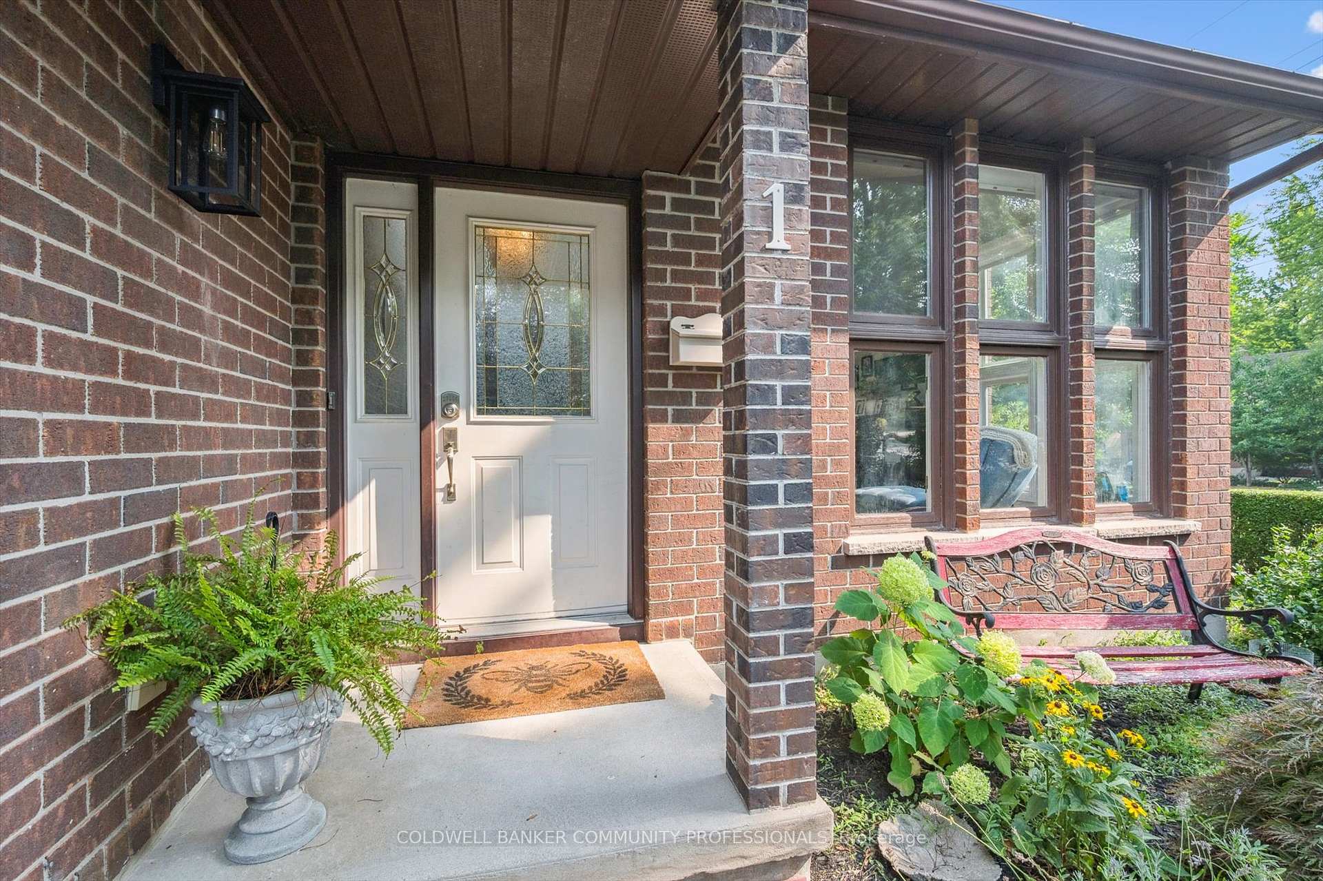 Photo 5 of 1 Thornhill Drive, Guelph, Willow West/Sugarbush/West Acres — HOMEH