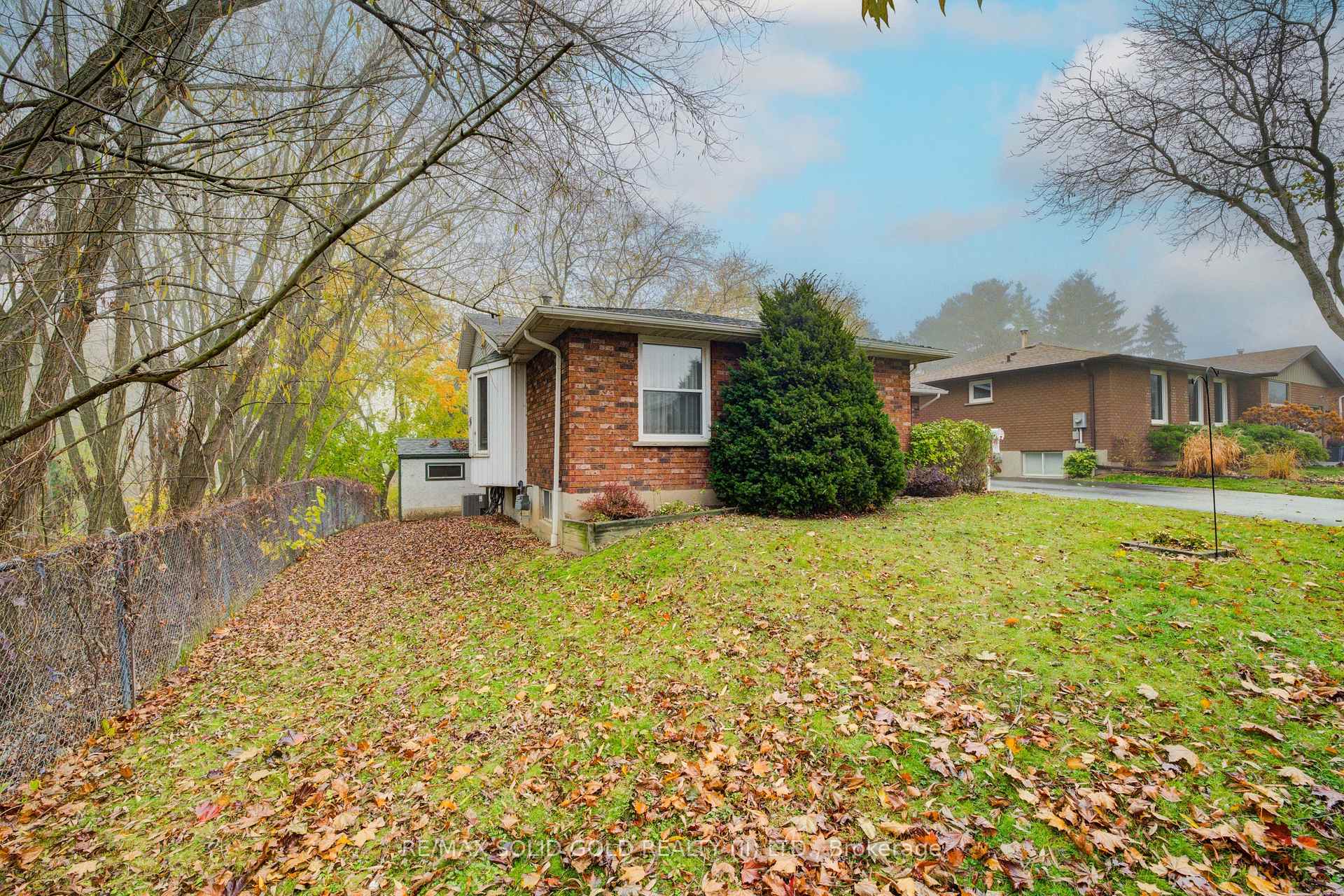 Photo 3 of 24 Margaret Avenue, Grimsby, Grimsby Beach — HOMEH