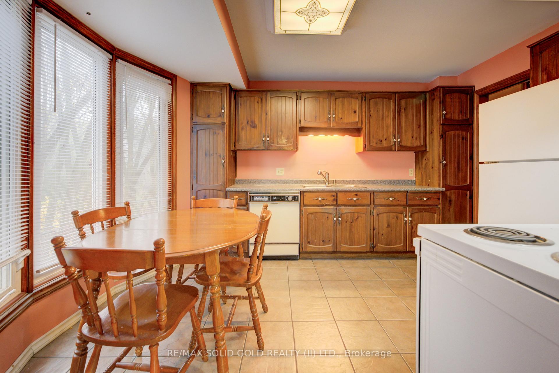 Photo 13 of 24 Margaret Avenue, Grimsby, Grimsby Beach — HOMEH