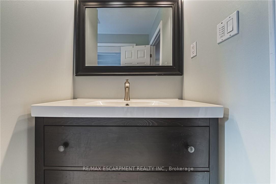 Photo 23 of 55 Morwick Drive, Hamilton, Ancaster — HOMEH