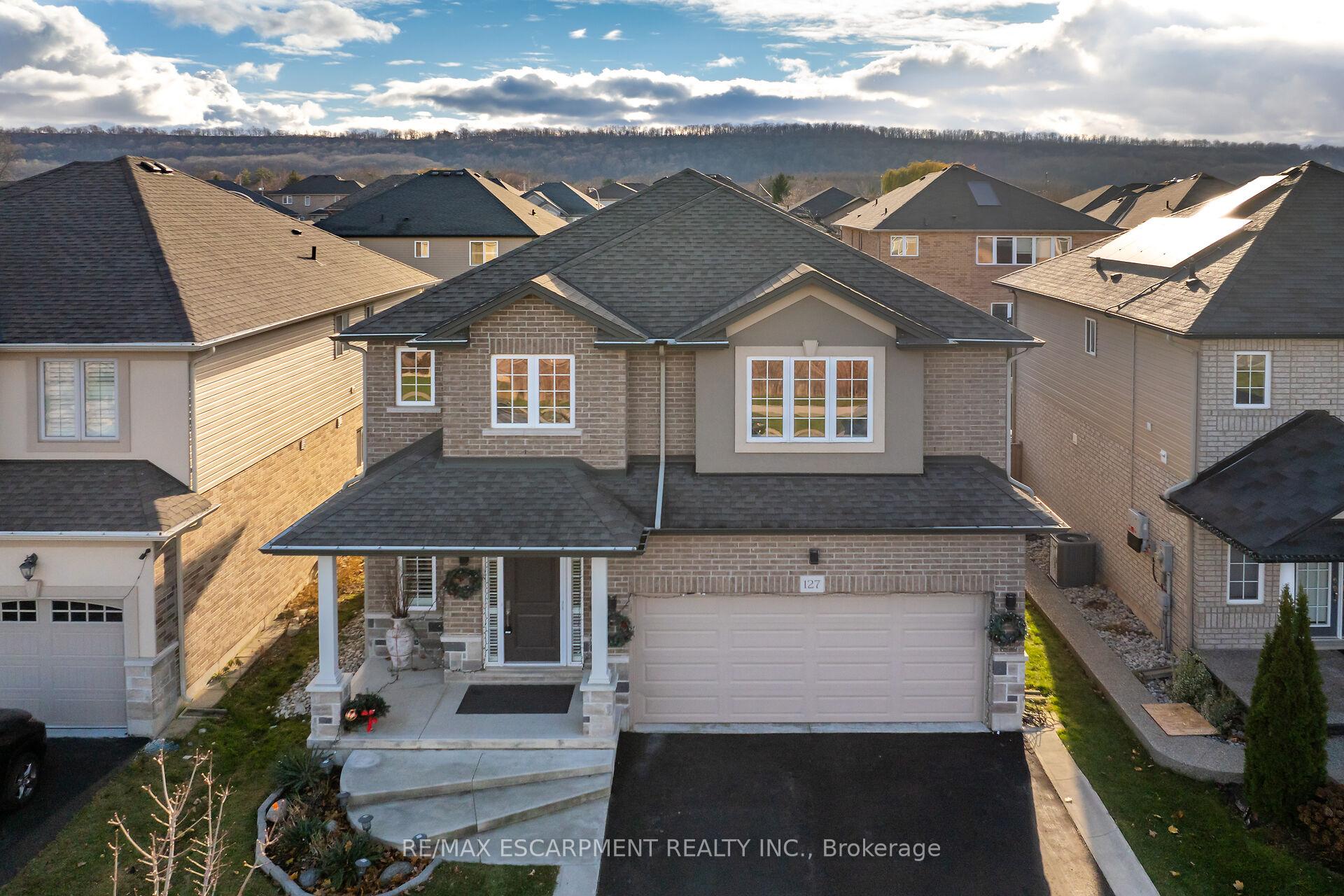 Photo 3 of 127 Lampman Drive, Grimsby, Grimsby West — HOMEH