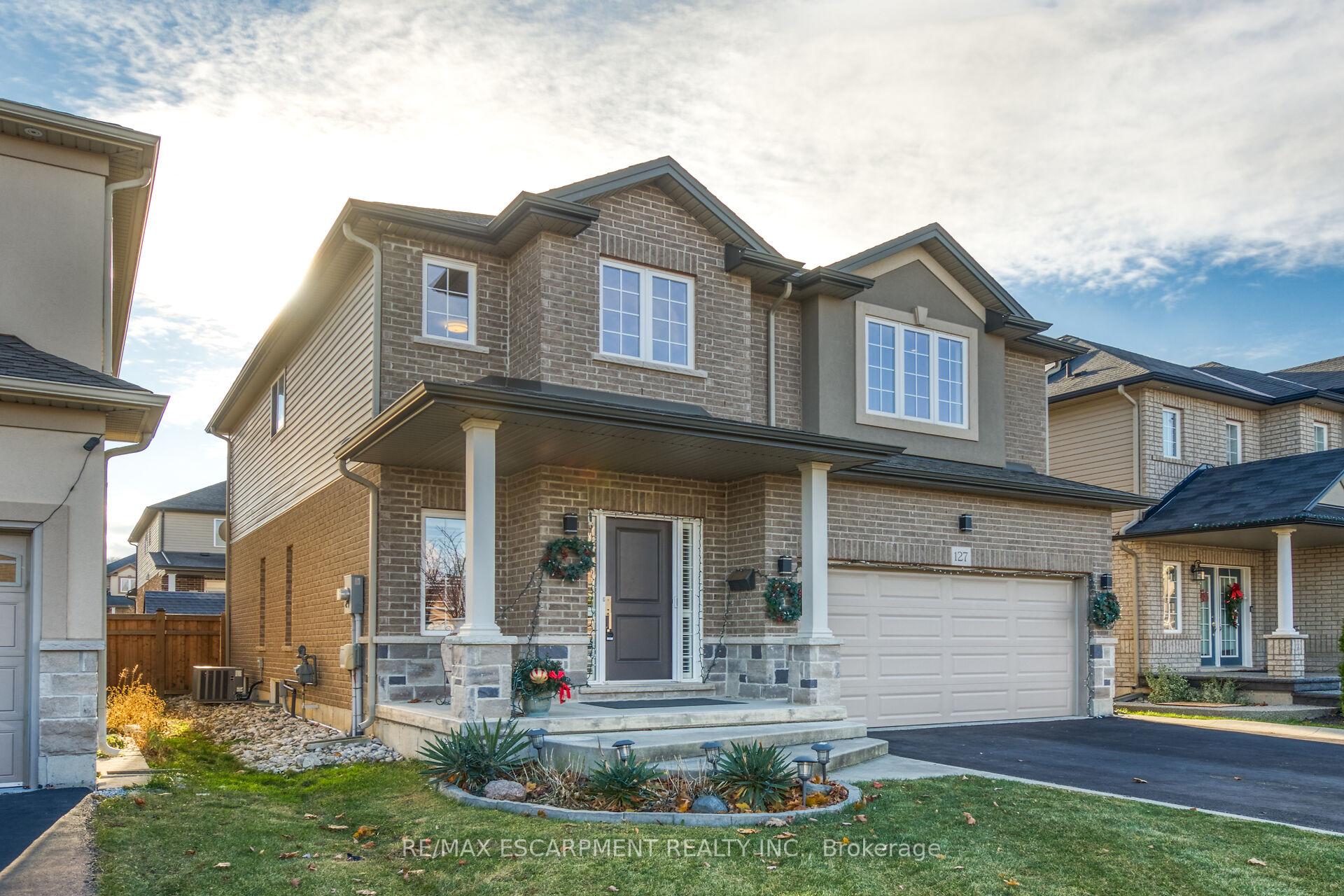 Photo 4 of 127 Lampman Drive, Grimsby, Grimsby West — HOMEH