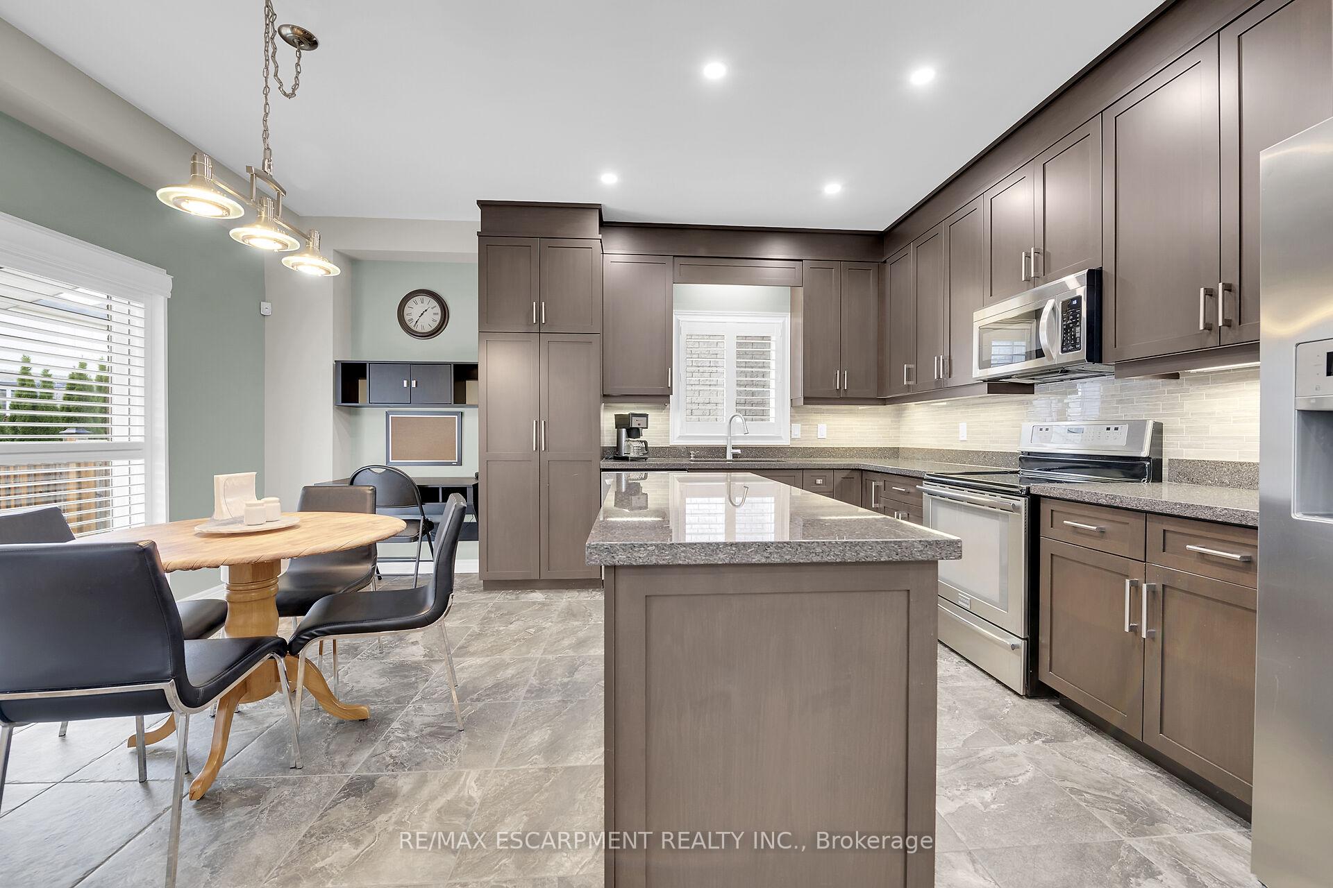 Photo 8 of 127 Lampman Drive, Grimsby, Grimsby West — HOMEH