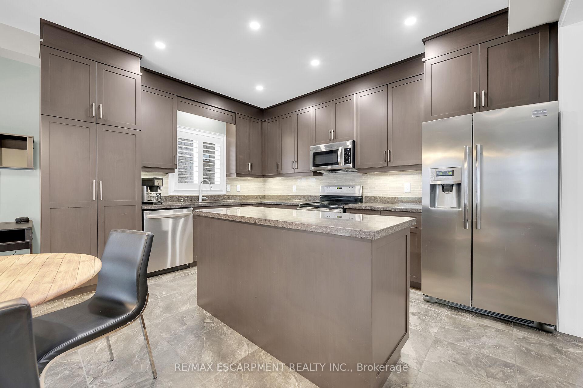 Photo 9 of 127 Lampman Drive, Grimsby, Grimsby West — HOMEH